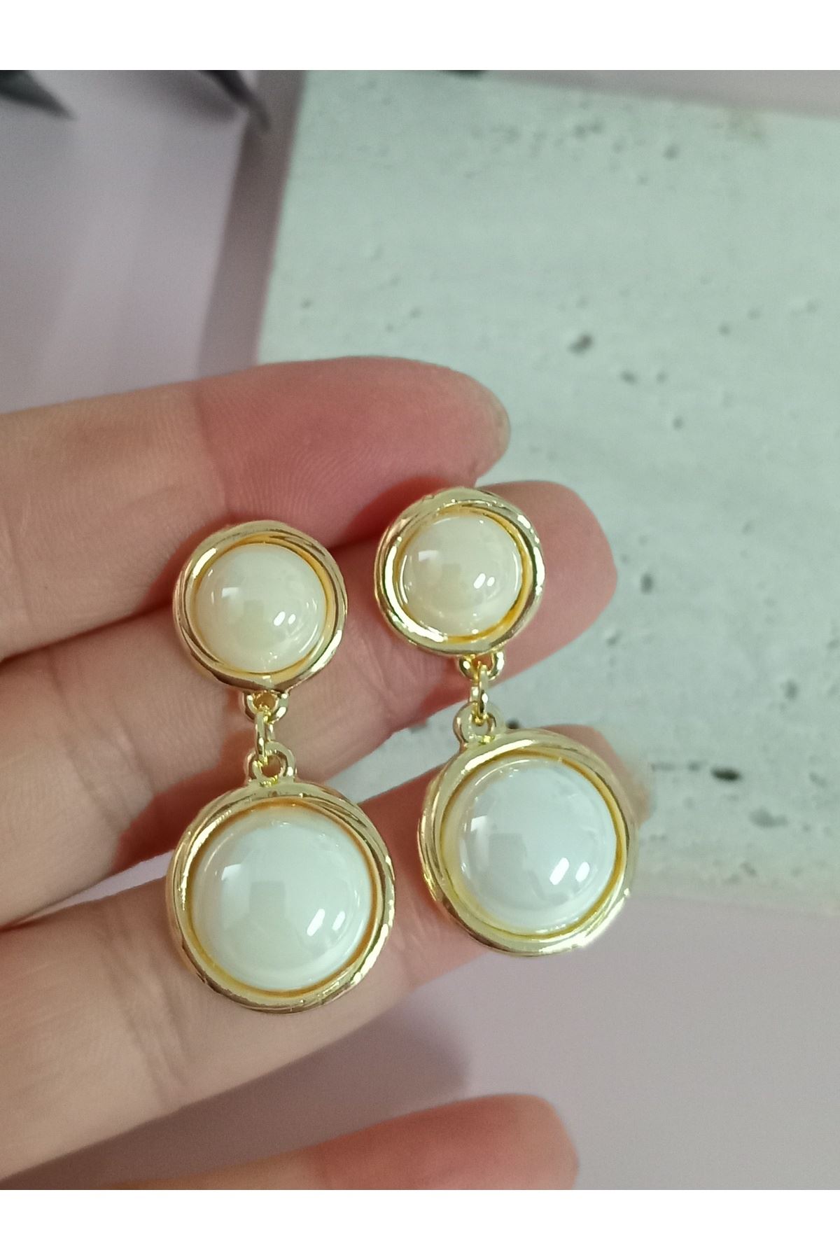 Gold Krem Boncuklu Sallantılı Küpe