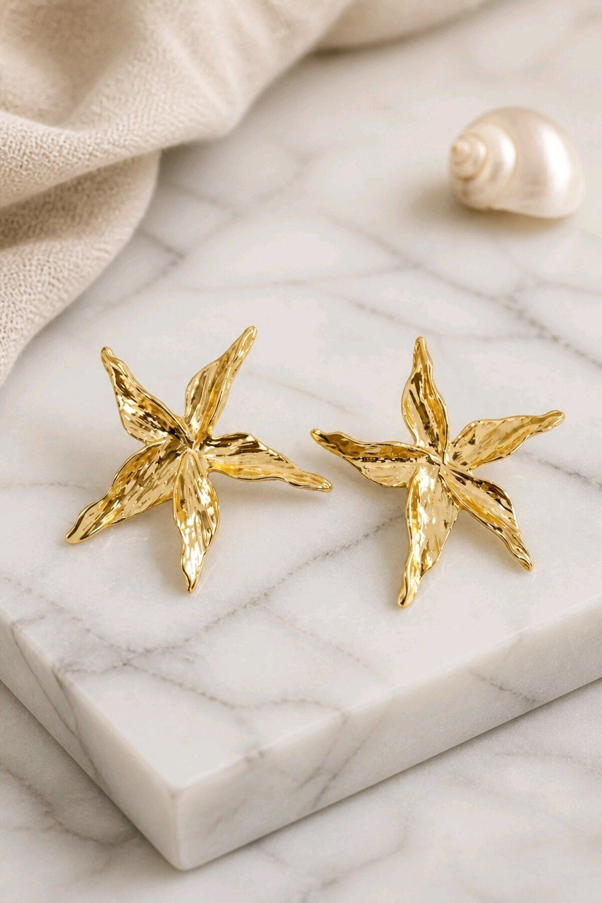 Gold Yıldız Küpe