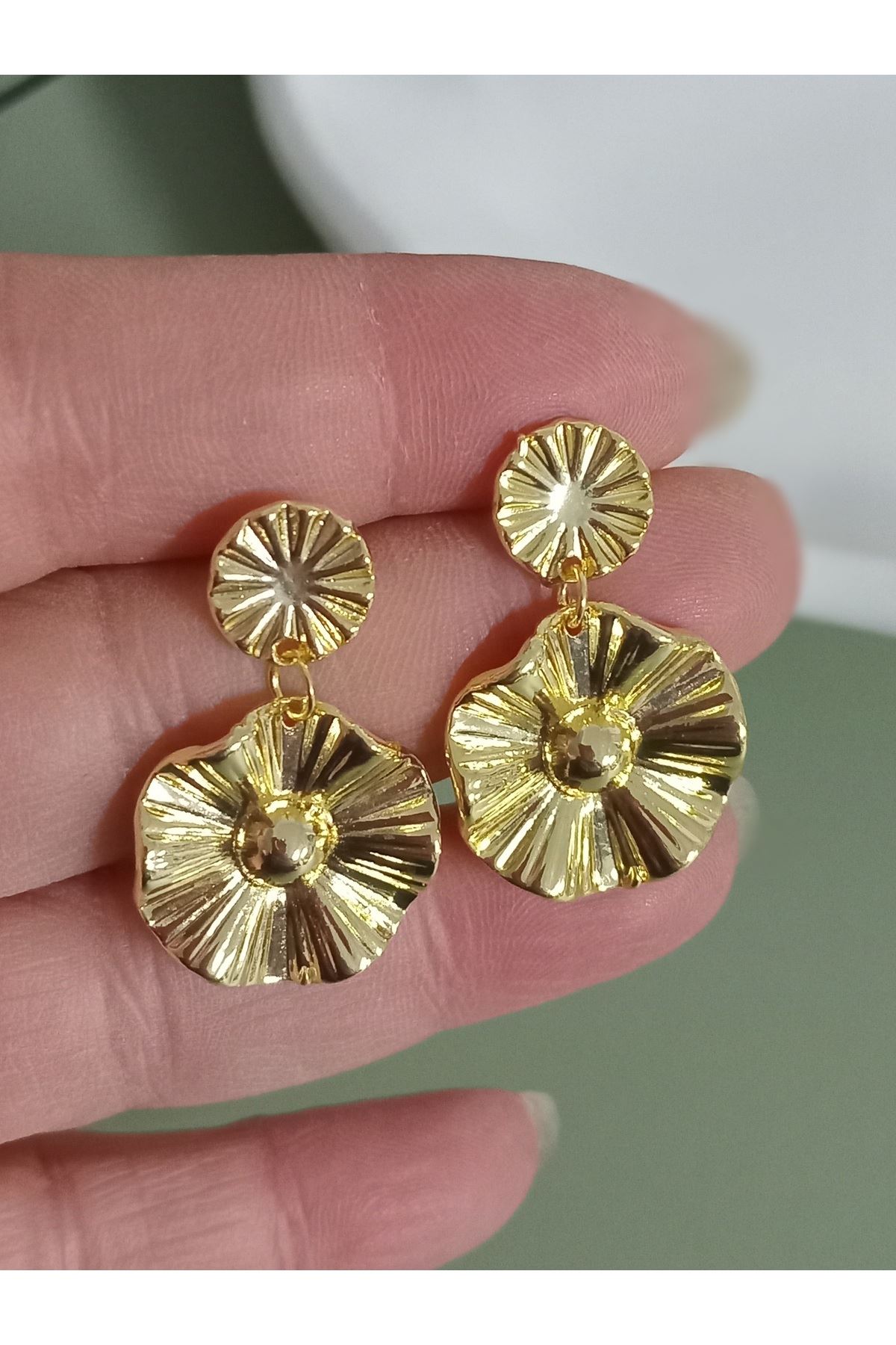 Gold Sallantılı Çiçek Küpe
