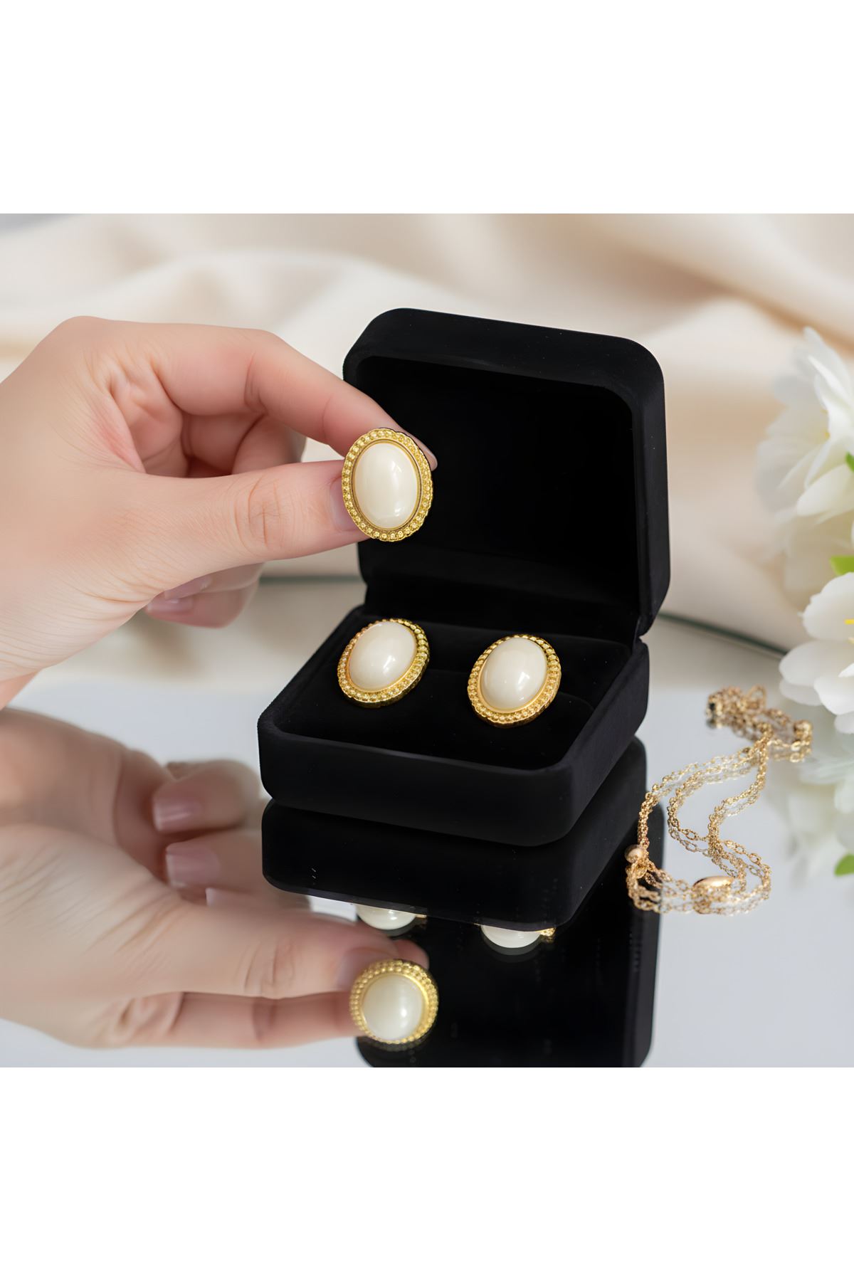 Gold Krem Taşlı Oval Şık Kadın Küpe