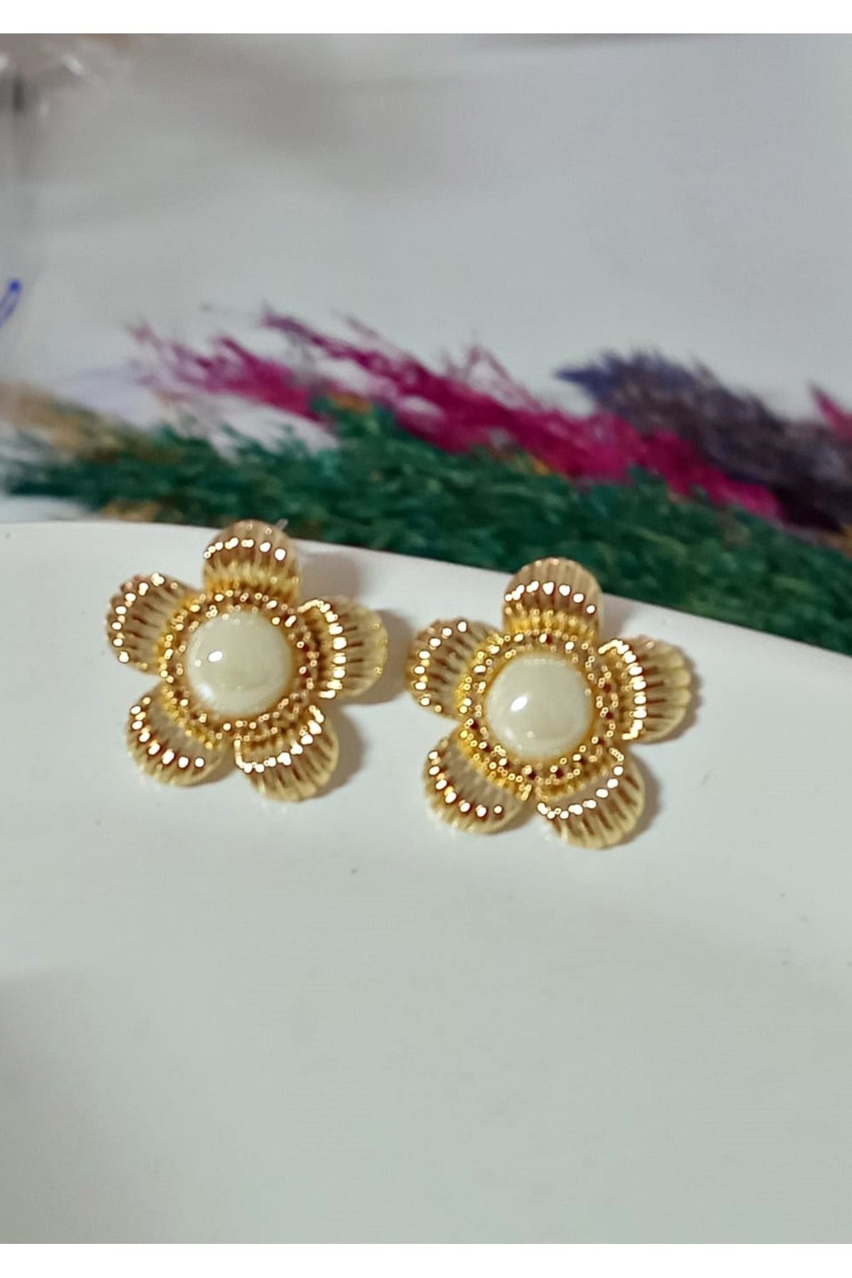 Gold Krem Taşlı Çiçek  Şık Kadın Küpe