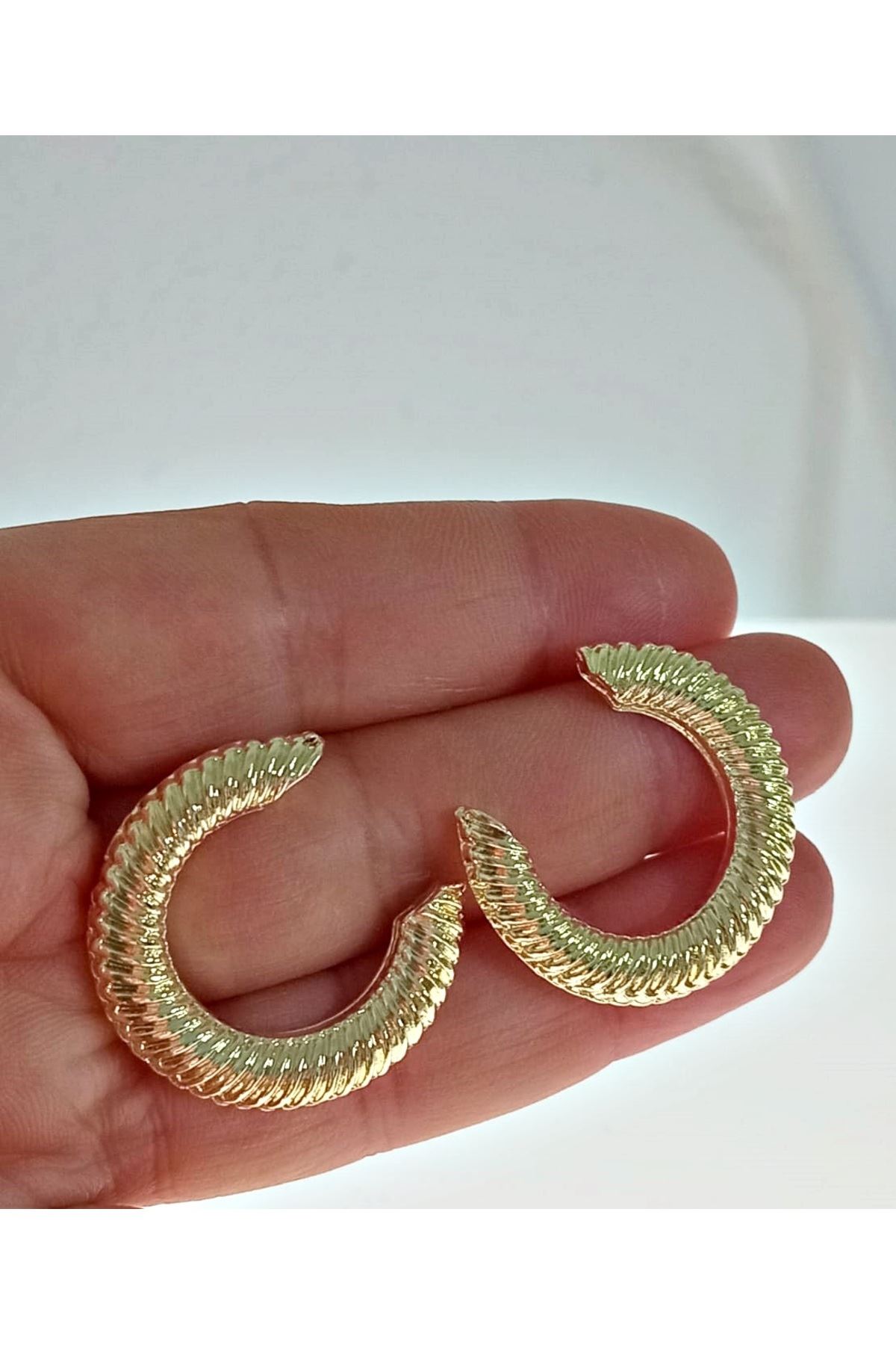Gold Çizgi Detaylı Halka Kadın Küpe