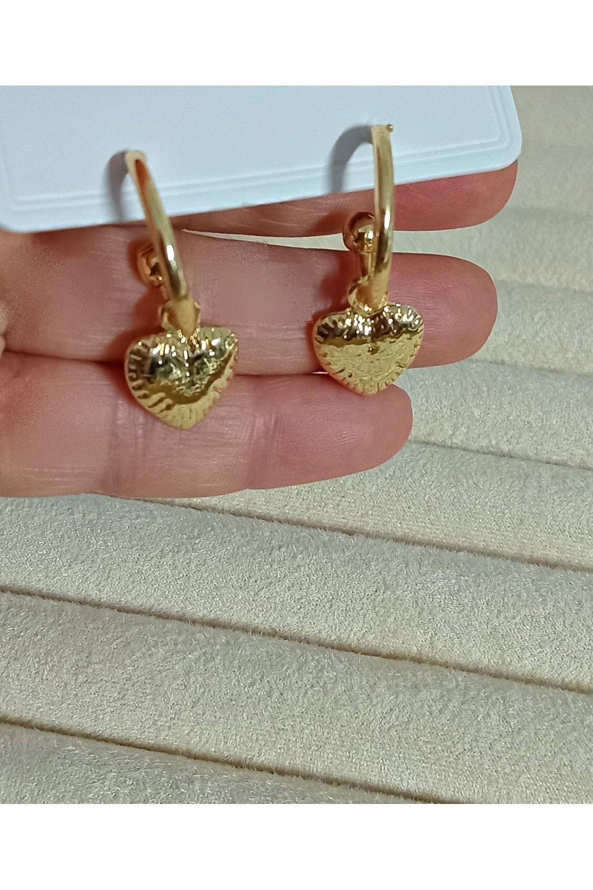 Gold Halka Kalp Sallantılı Kadın Küpe