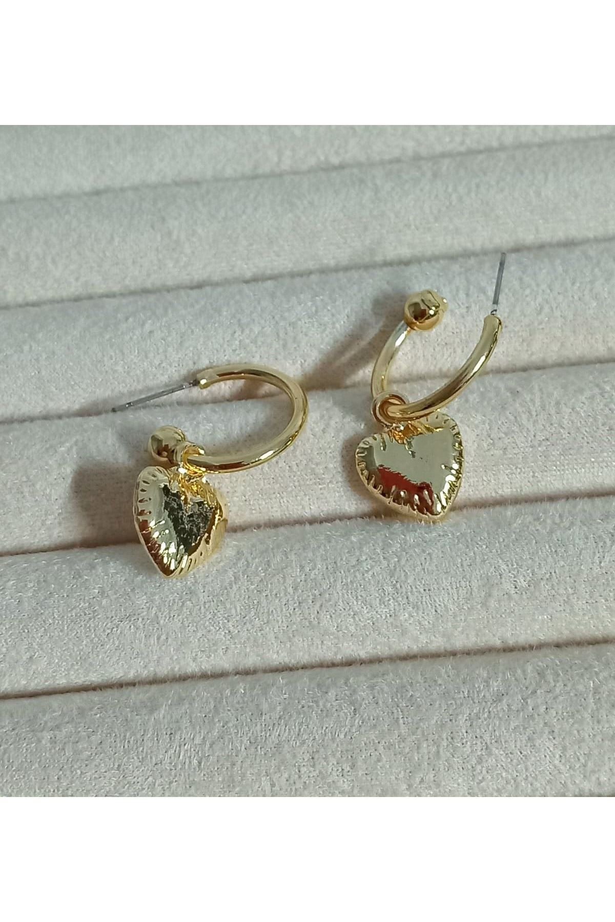 Gold Halka Kalp Sallantılı Kadın Küpe