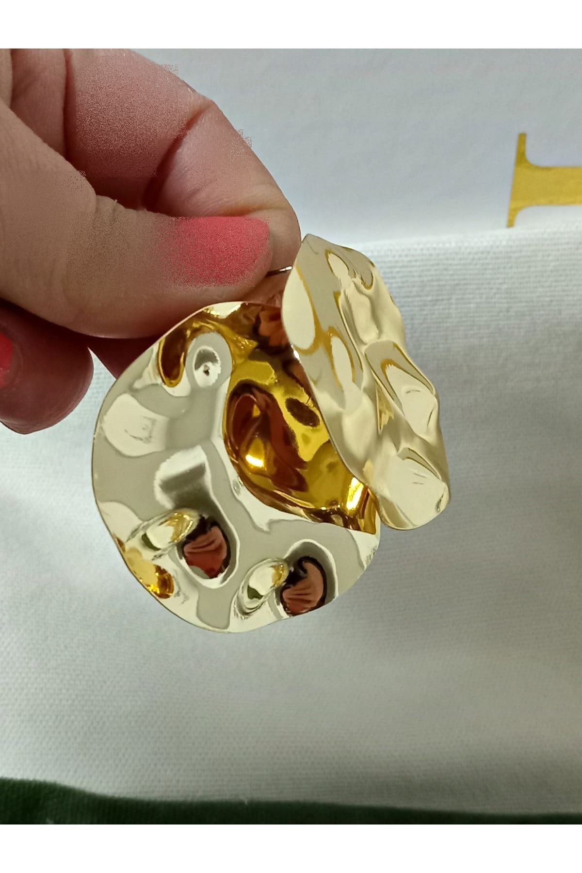 Gold Büyük Yuvarlak Şık Çok Haiffi Kadın Küpe