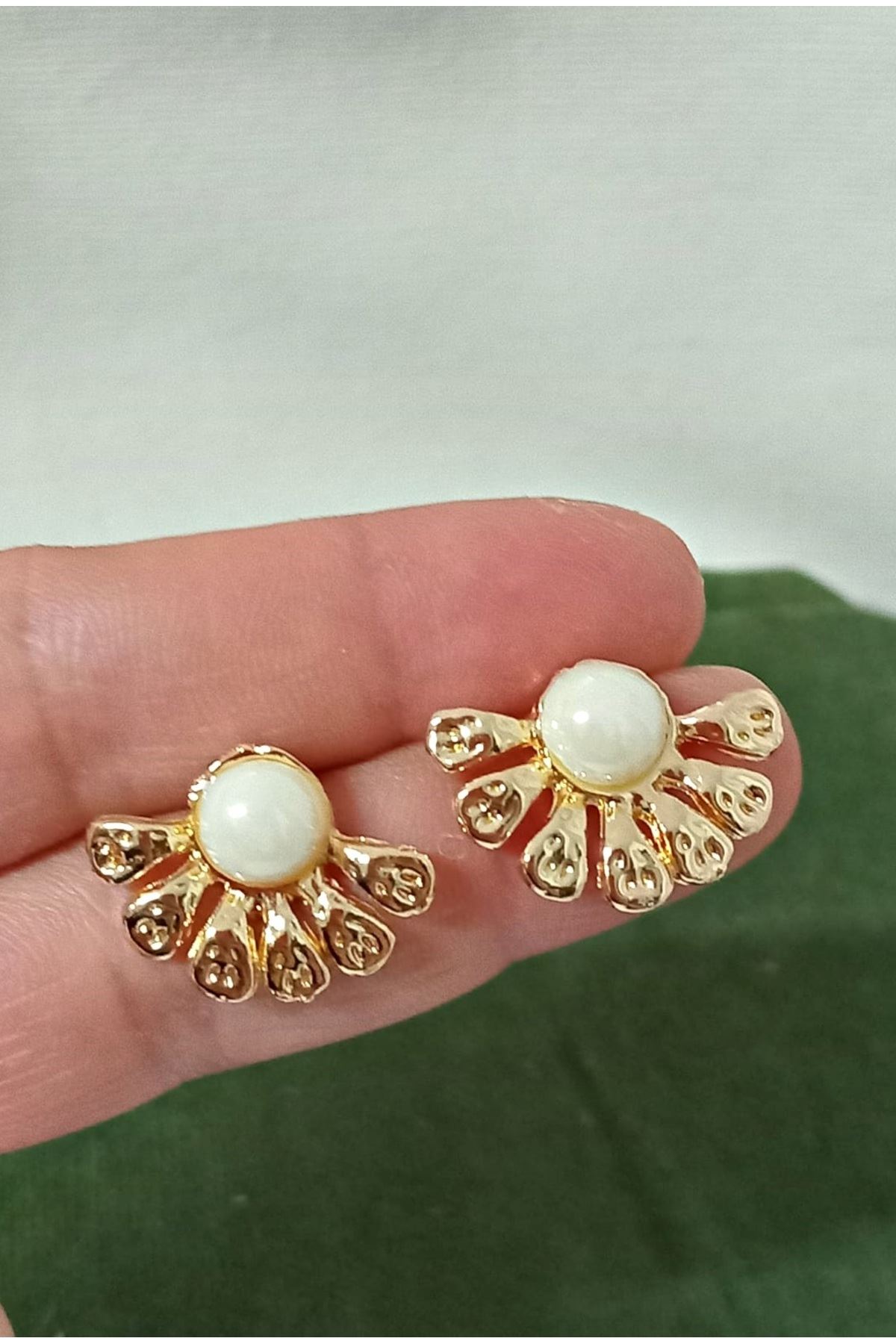 Gold Yarım Çiçek Şık Kadın Küpe