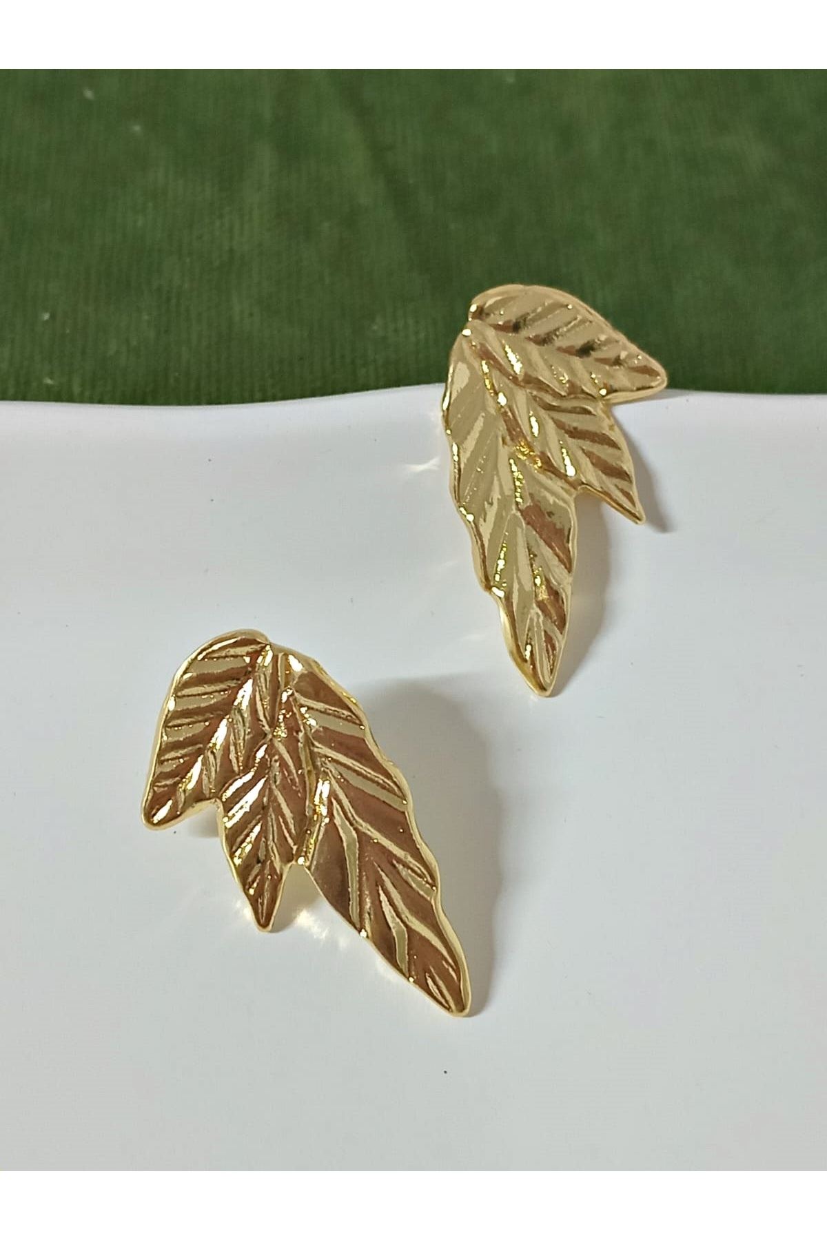 Gold Yapraklar Şık Hafif  Kadın Küpe