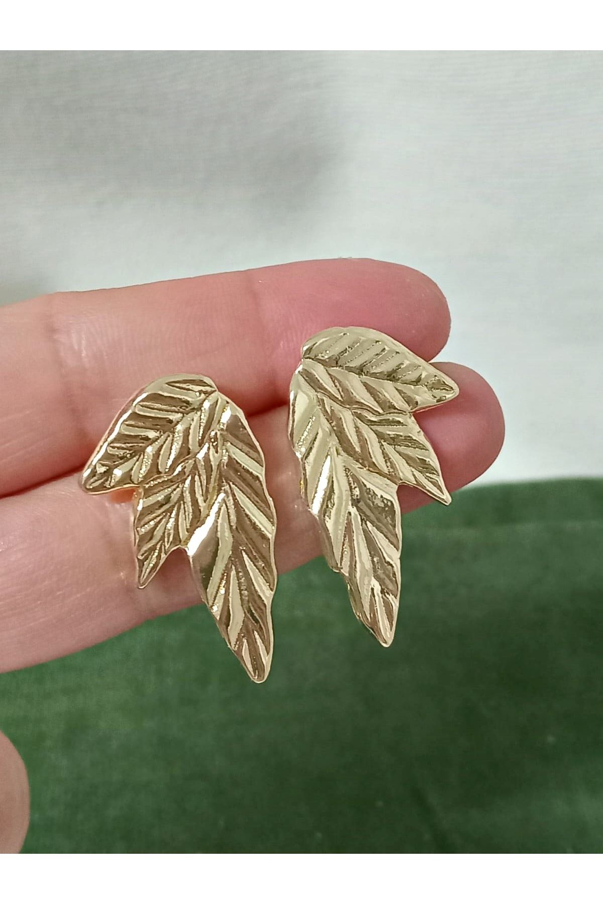 Gold Yapraklar Şık Hafif  Kadın Küpe