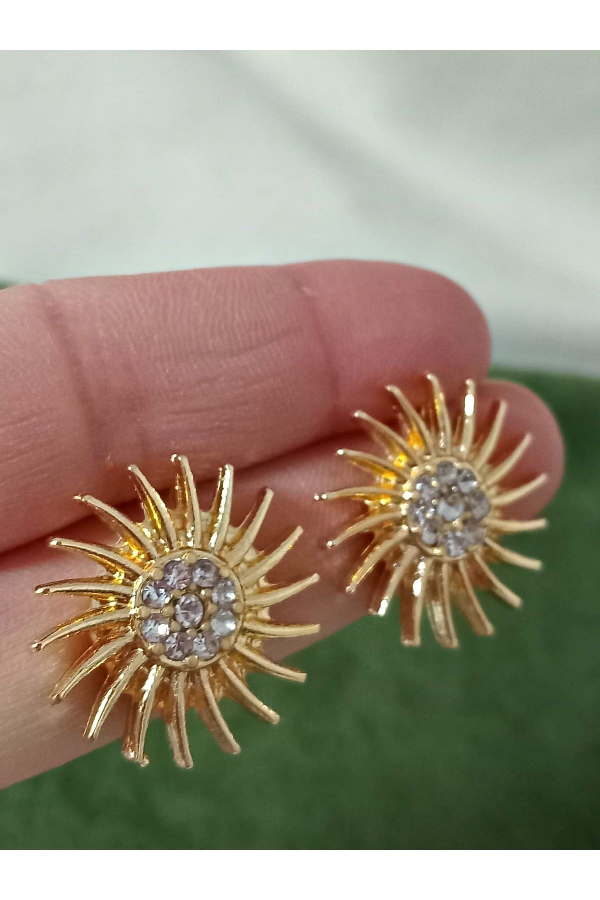 Gold Ortası Taşlı Güneş Şık Kadın Küpe