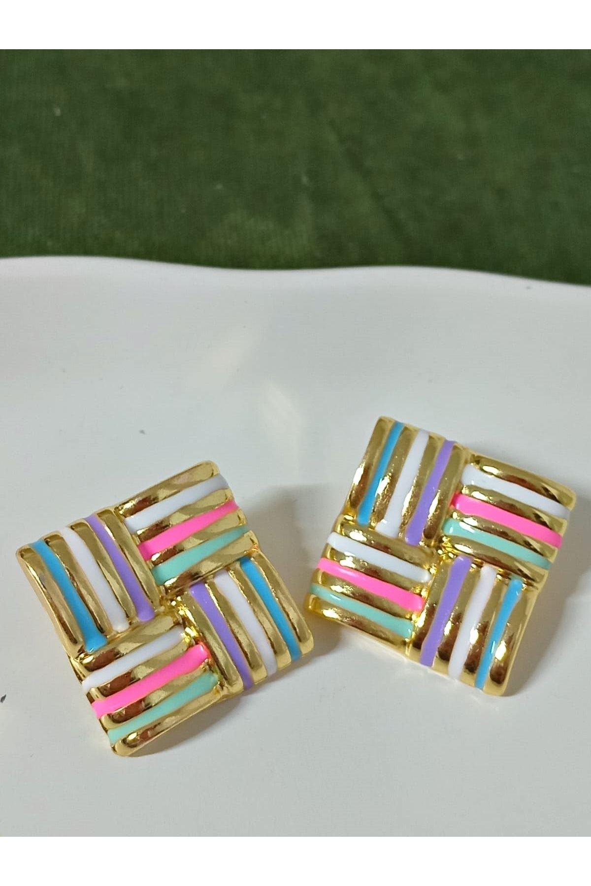 Gold Renkli Kare Şekil Plaka Kadın Küpe