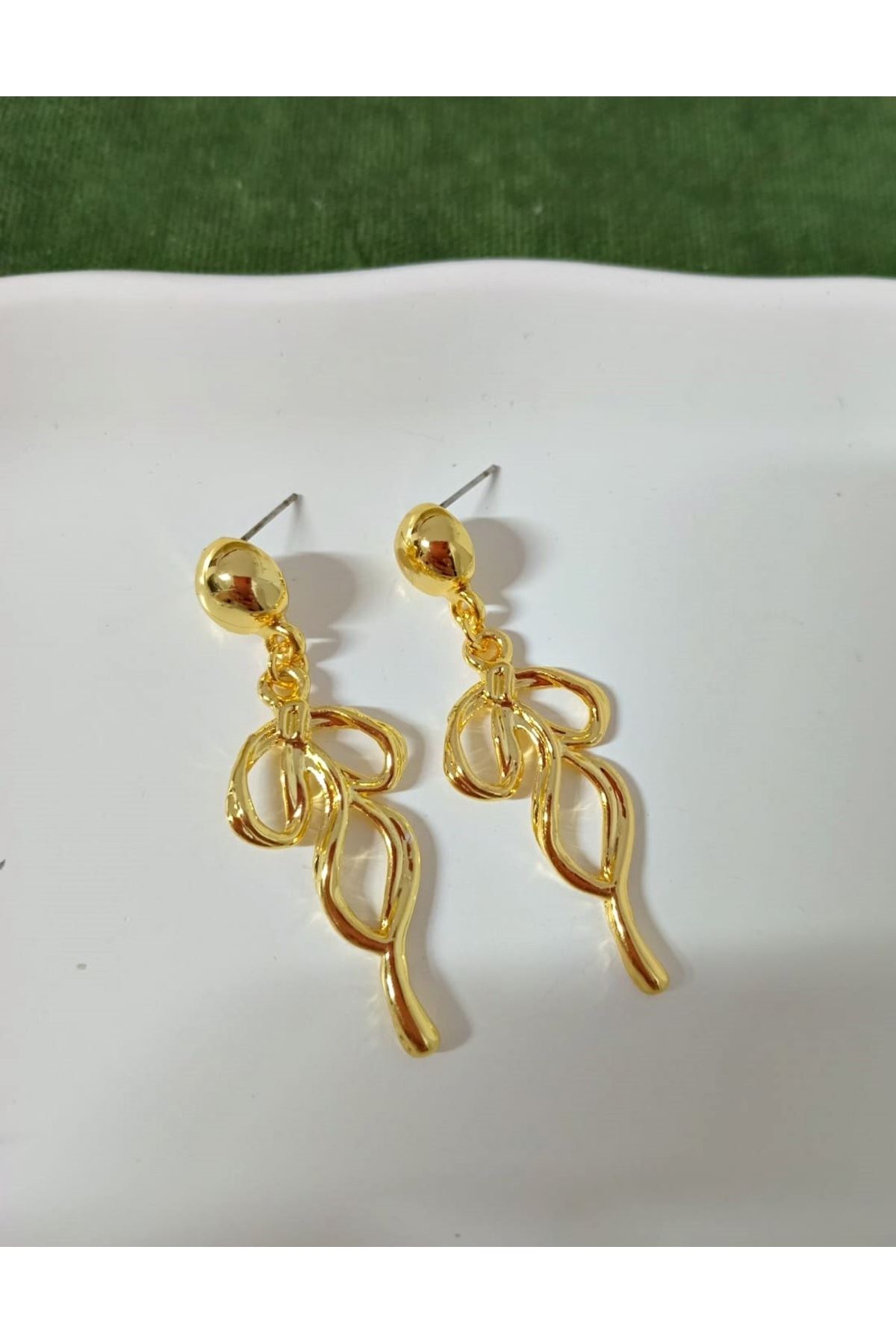 Gold Fiyonk Sallantılı Kadın Küpe