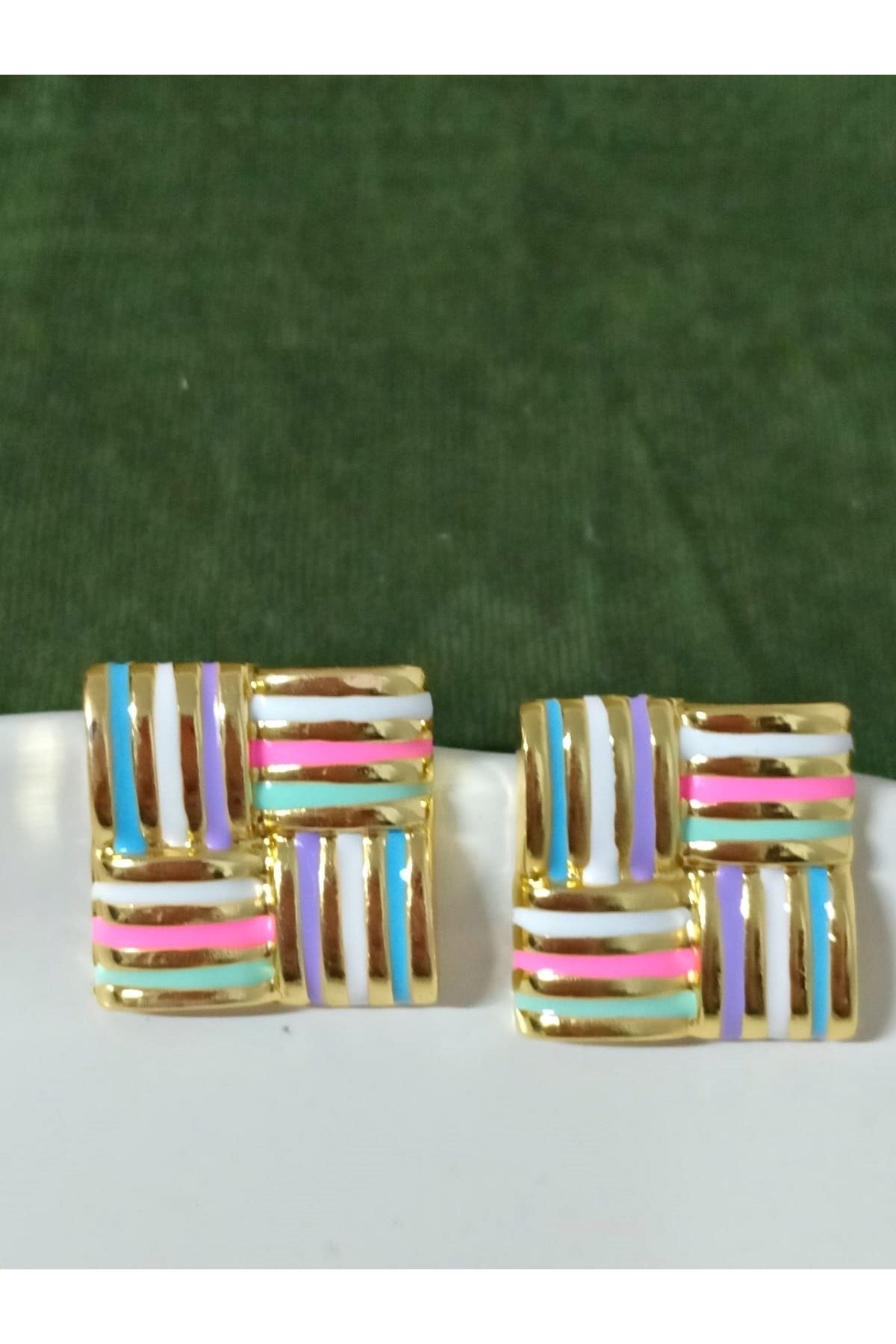 Gold Renkli Kare Şekil Plaka Kadın Küpe