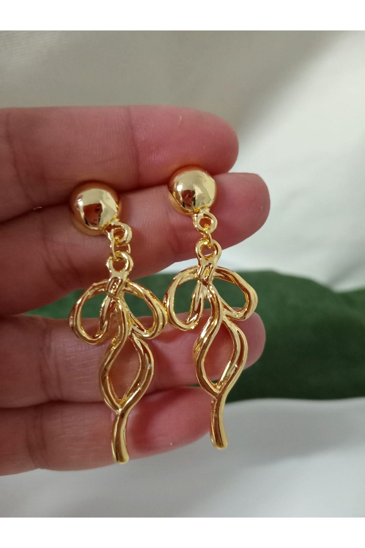 Gold Fiyonk Sallantılı Kadın Küpe