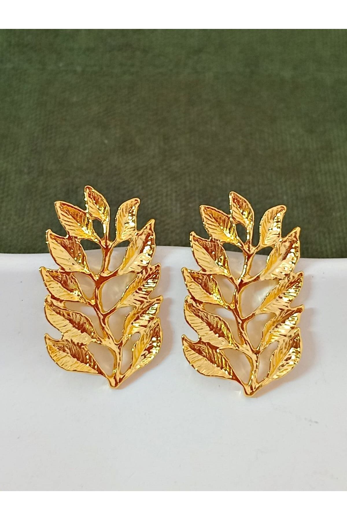 Gold Dalında Yapraklar Hafif Kadın Küpe