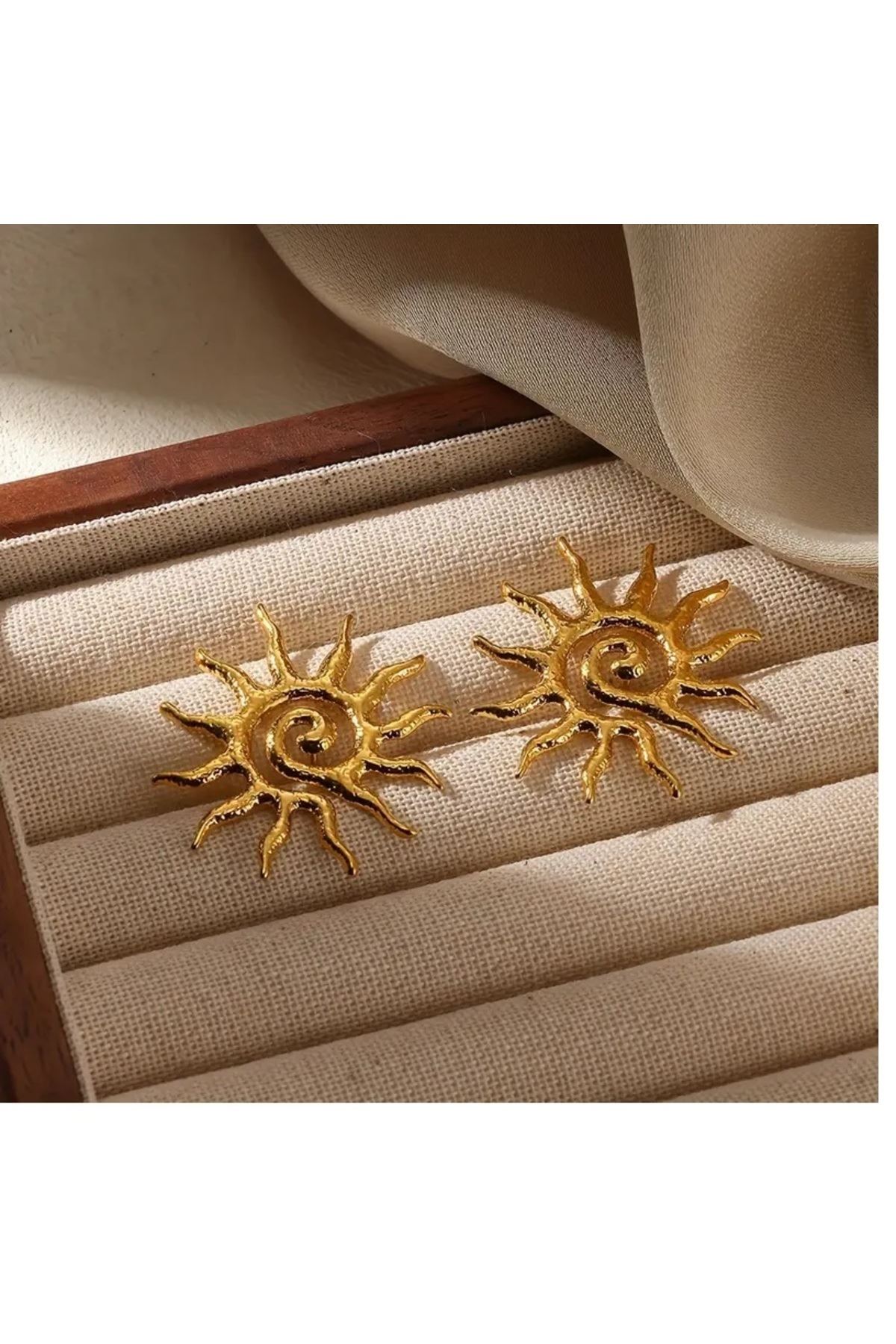 Gold Güneş Çivi Kadın Küpe, 3,5cm
