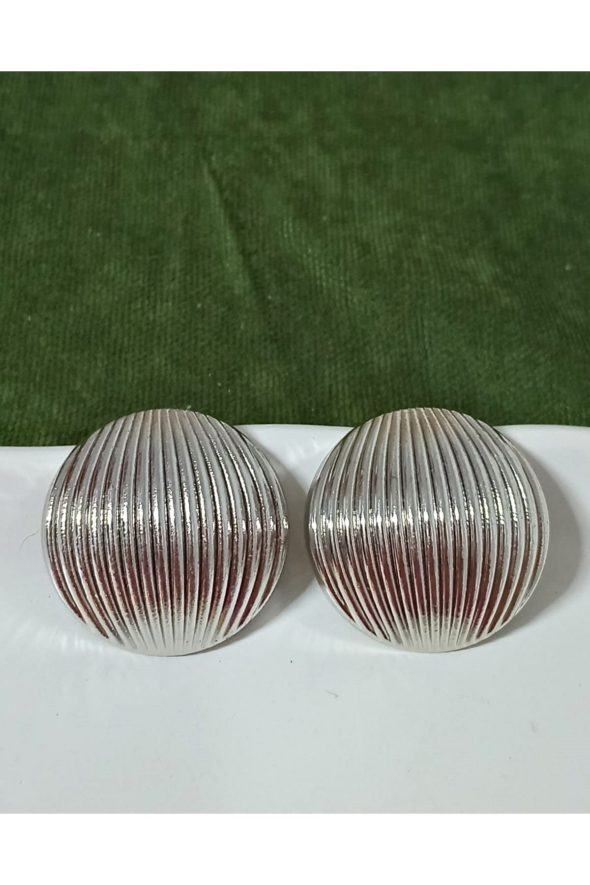 Gümüş Çizgi Detaylı Bombe Küpe