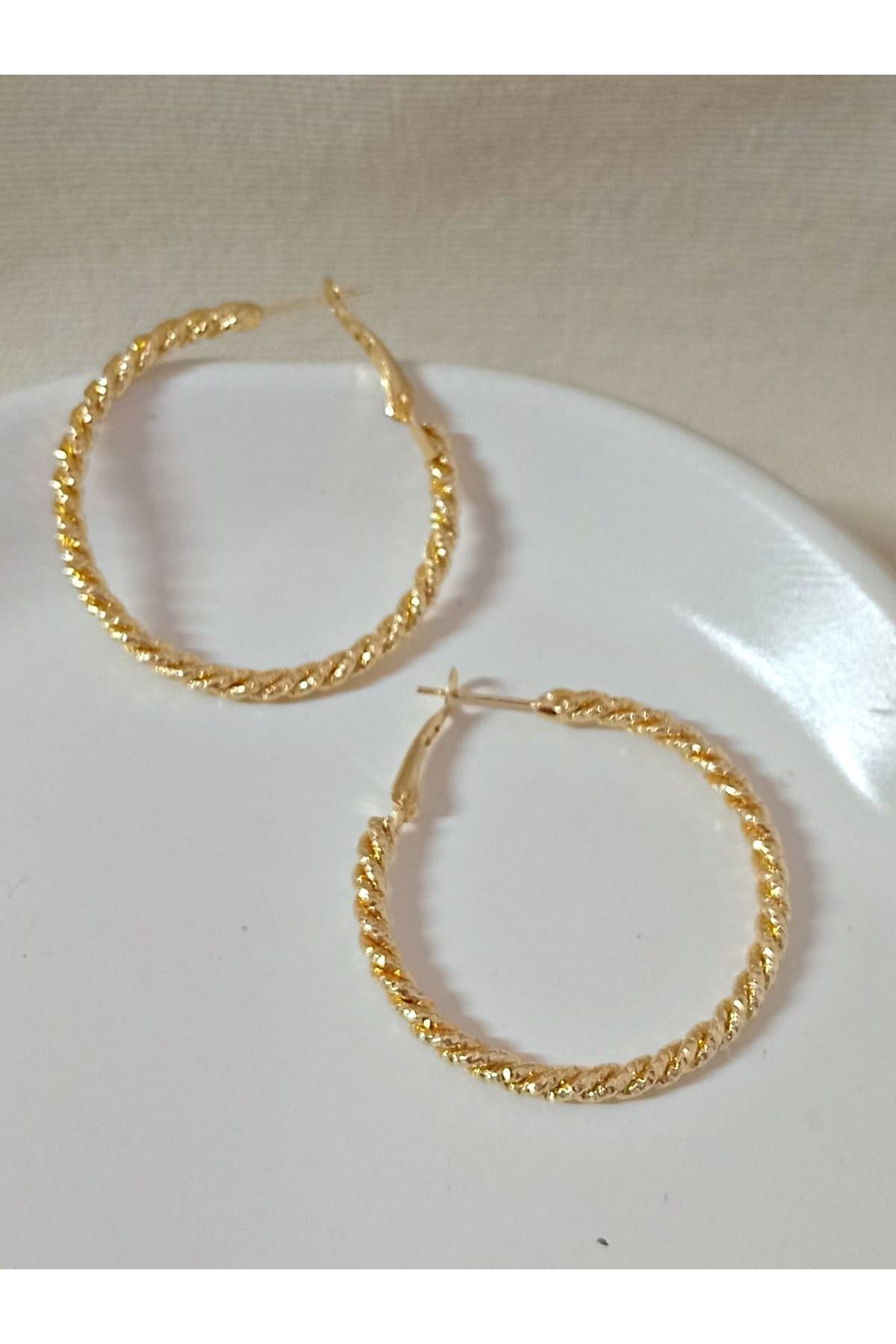 Gold İnce Burgulu Şık Hafif Kadın Küpe