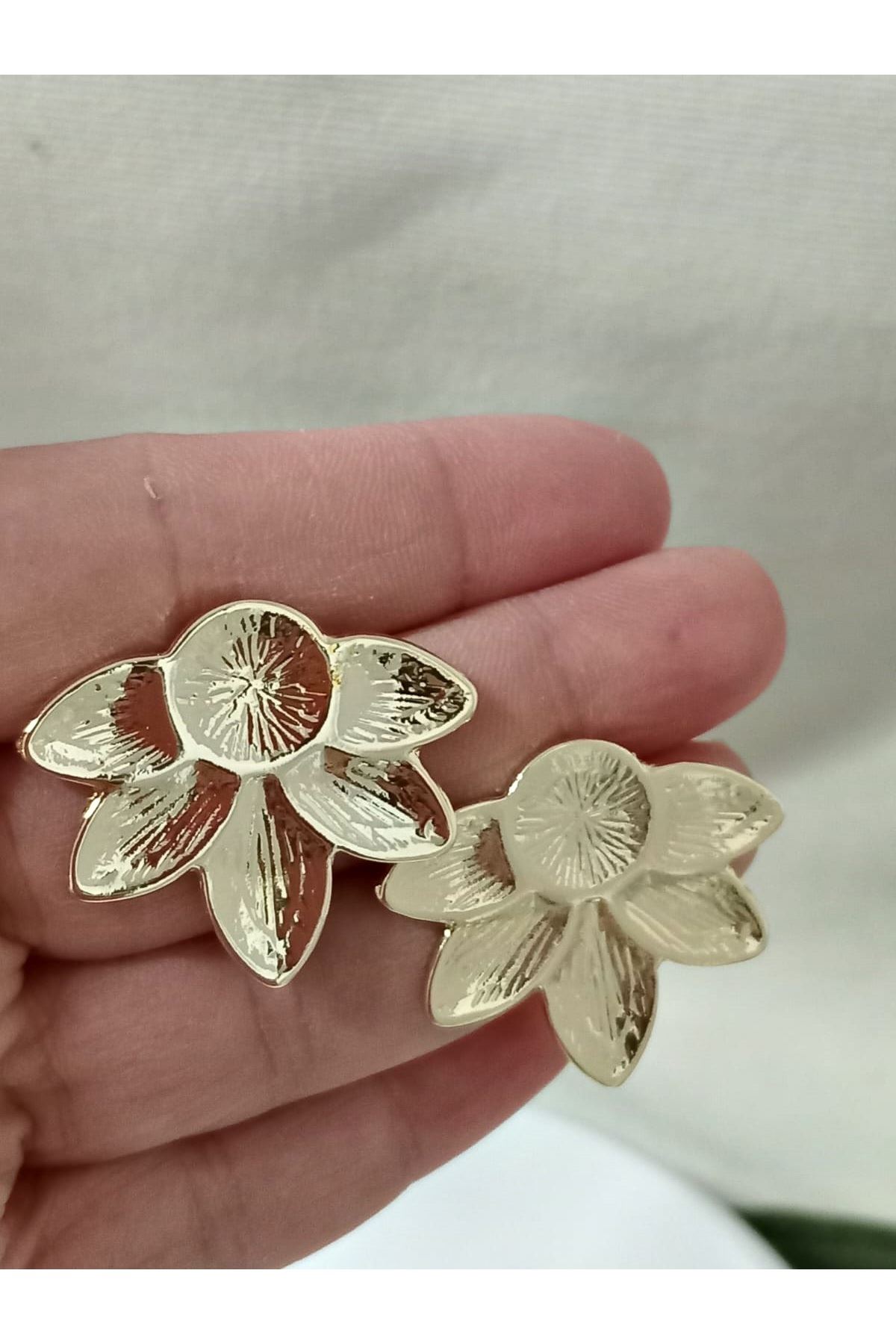 Gold Yarım Çiçek Şık Hafif Kadın Küpe
