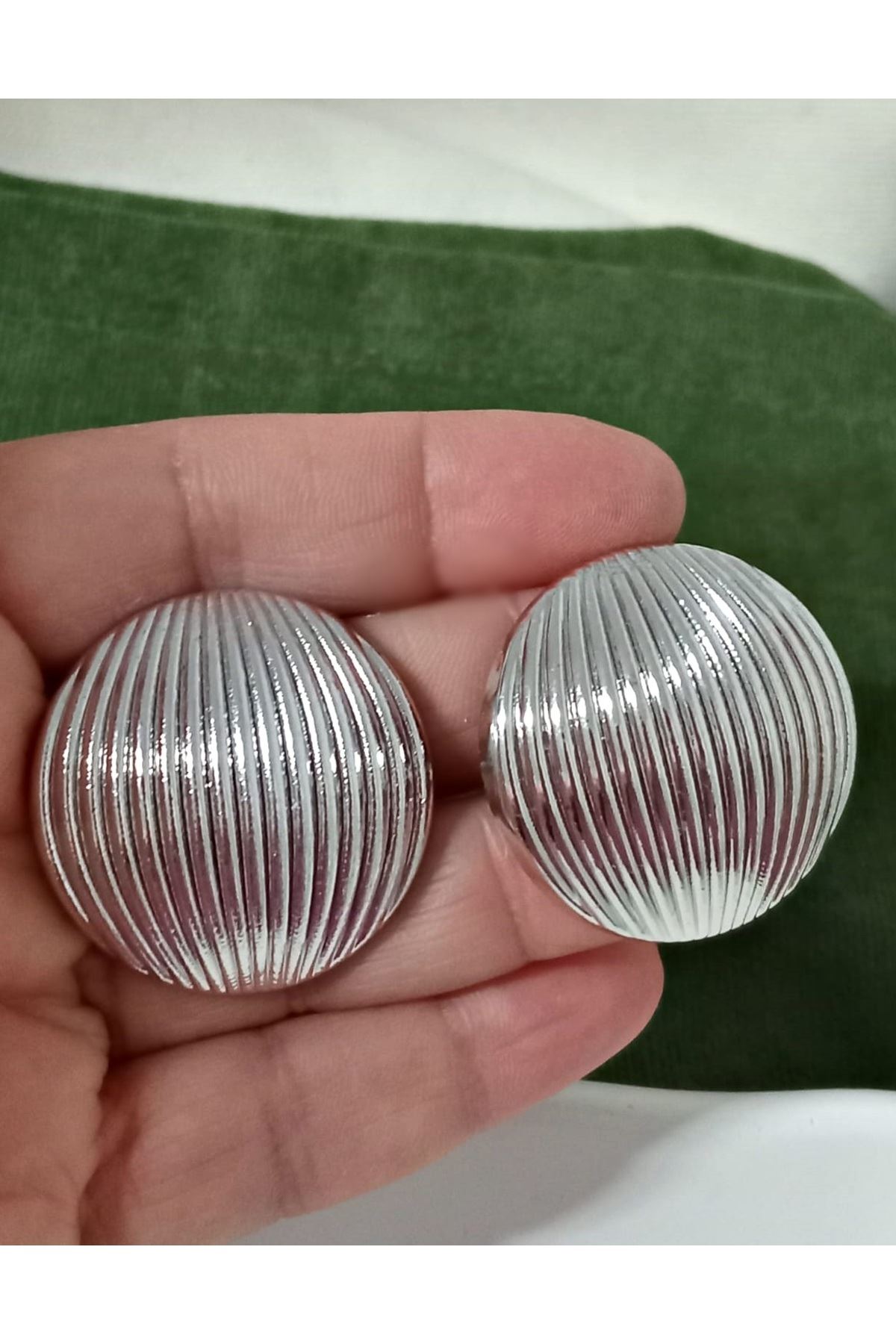 Gümüş Çizgi Detaylı Bombe Küpe