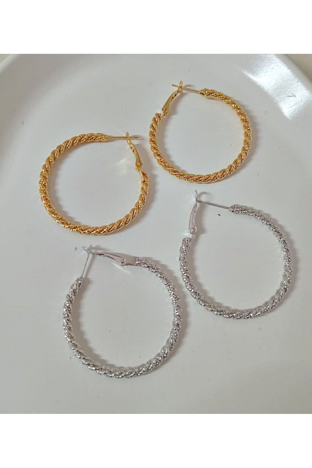 Gold İnce Burgulu Şık Hafif Kadın Küpe