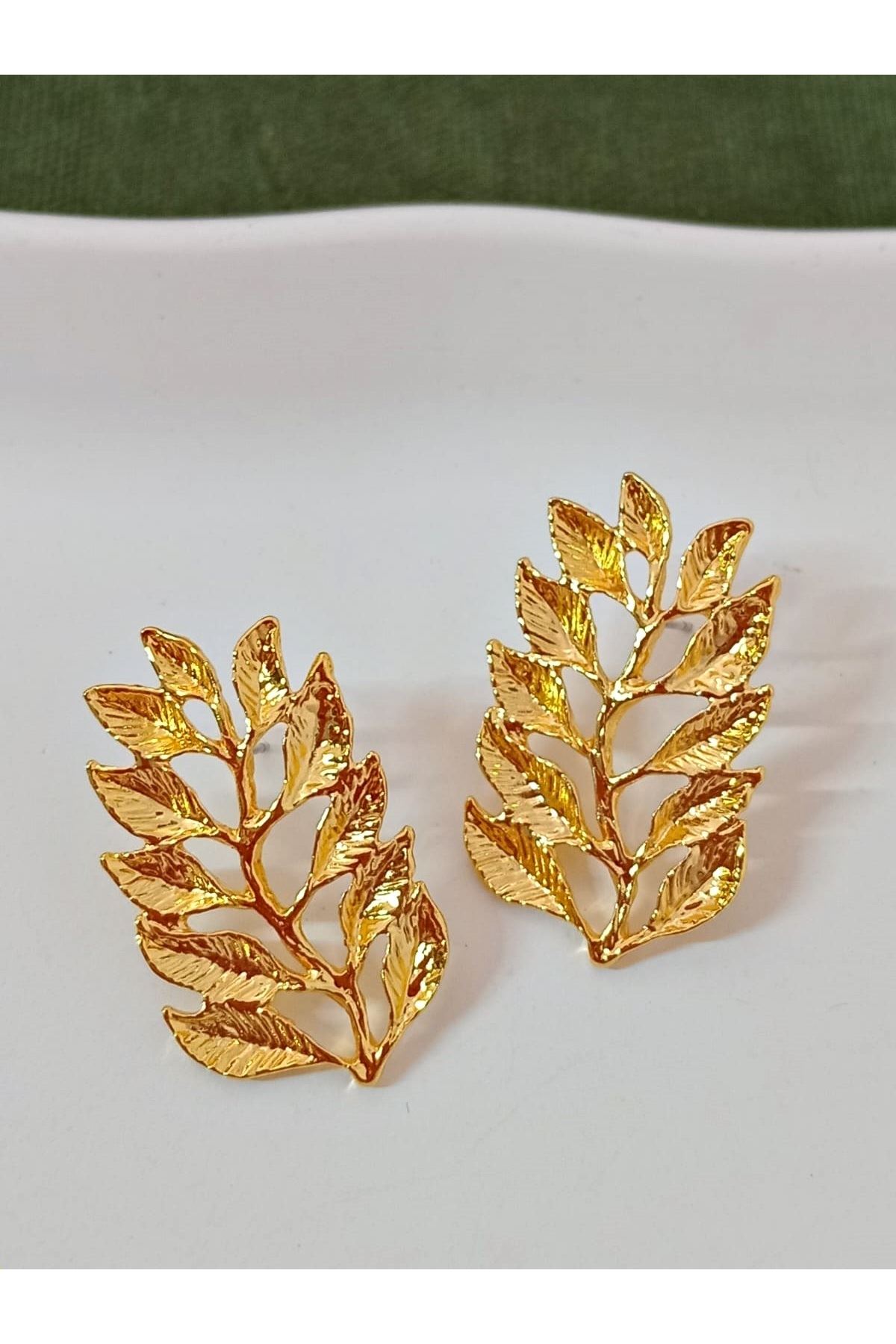 Gold Dalında Yapraklar Hafif Kadın Küpe