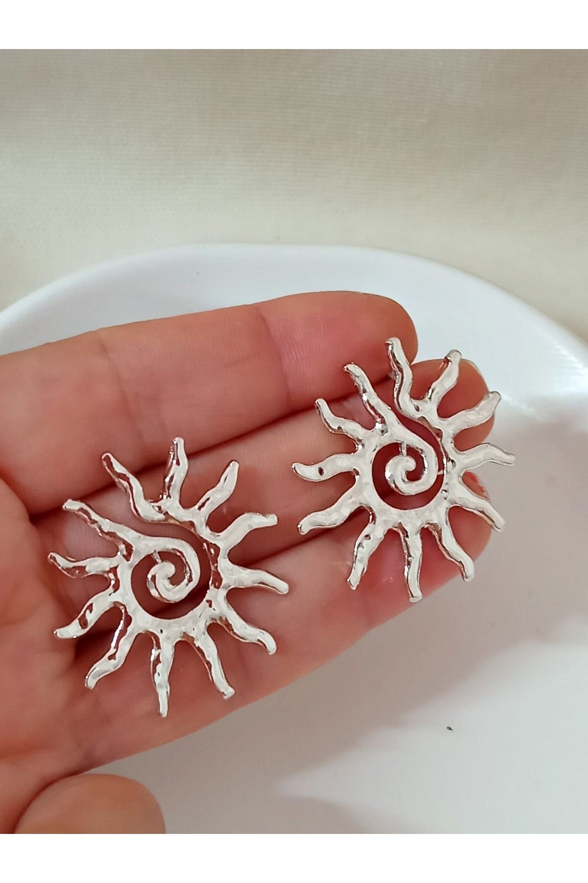 Gümüş Güneş Çivi Kadın Küpe, 3,5cm