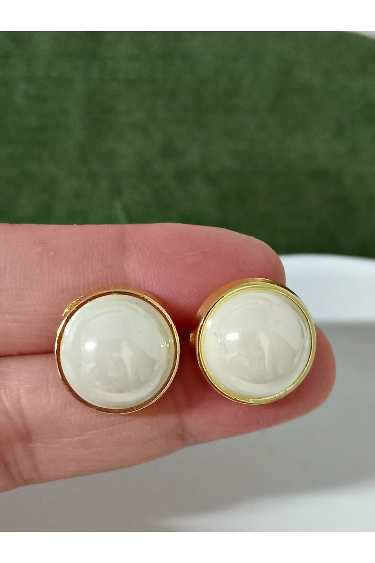 Gold Küçük Krem Düğme Kadın Küpe