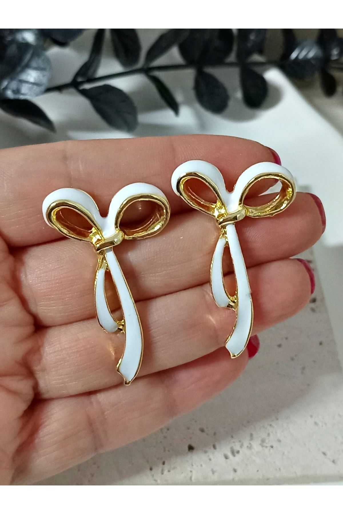 Beyaz Fiyonk Şık Kadın Küpe