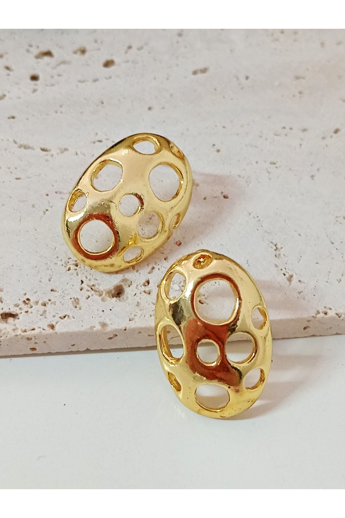 Gold Delikli Oval Hafif Küpe