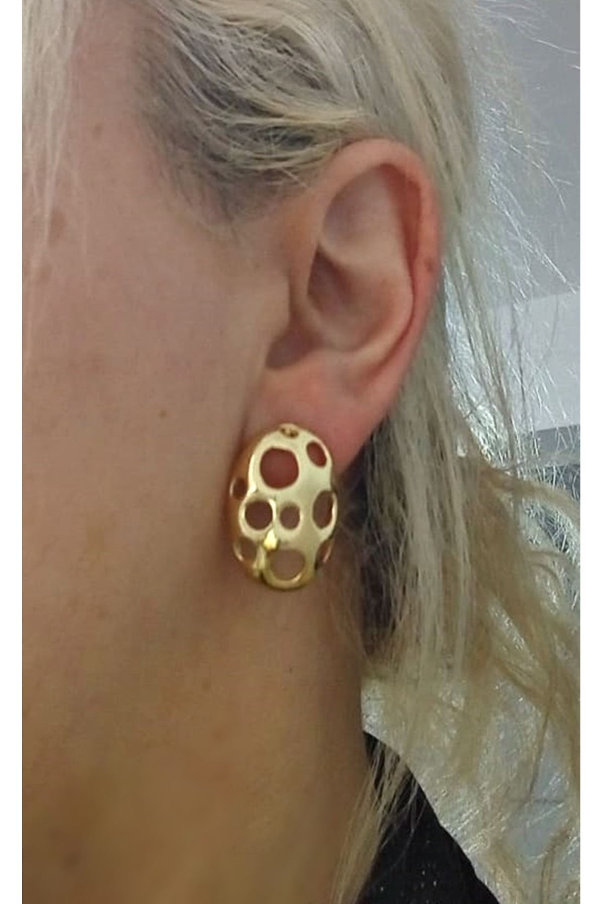 Gold Delikli Oval Hafif Küpe