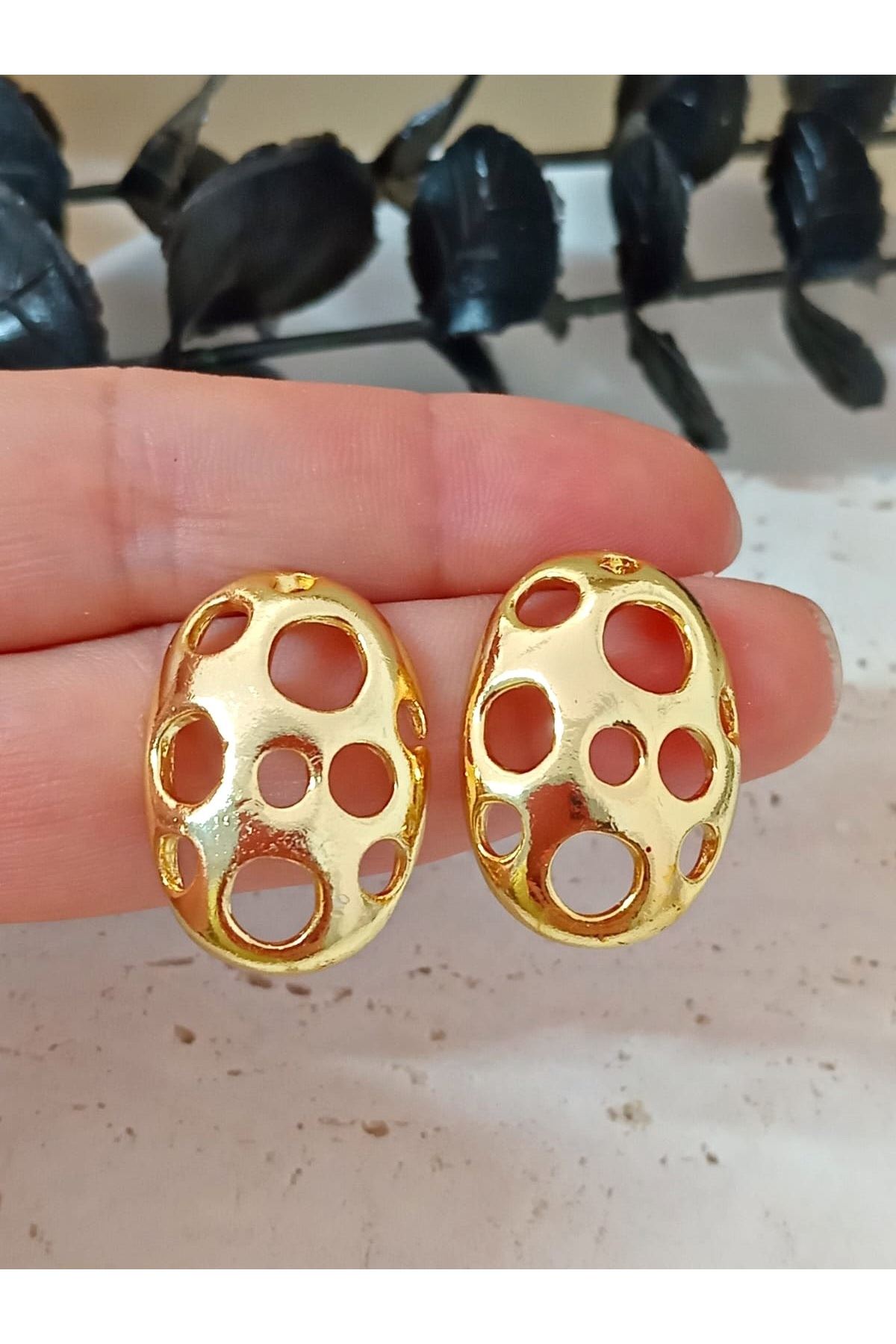 Gold Delikli Oval Hafif Küpe