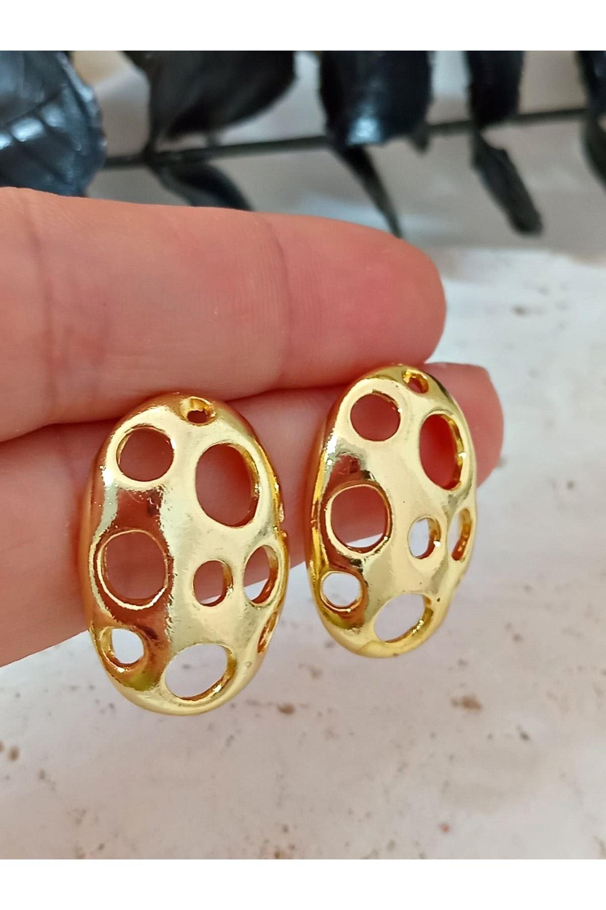 Gold Delikli Oval Hafif Küpe