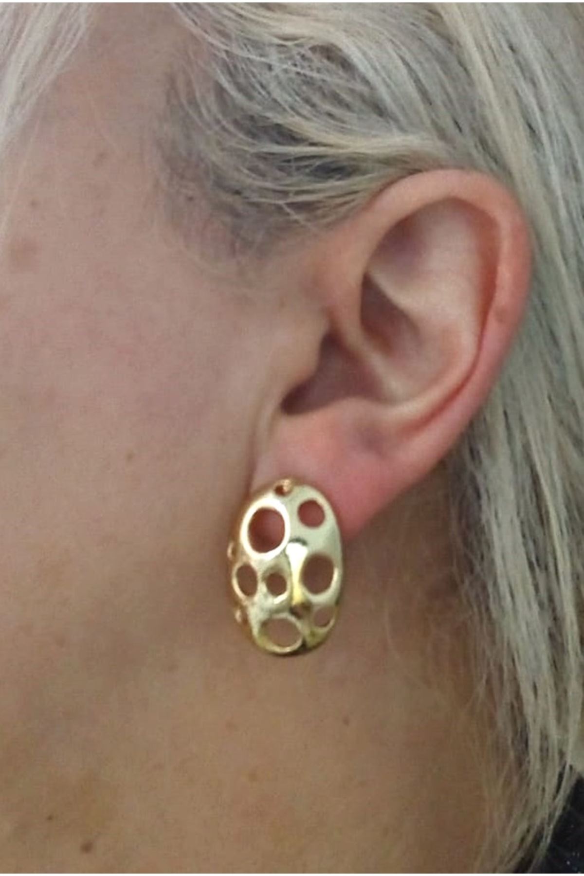 Gold Delikli Oval Hafif Küpe