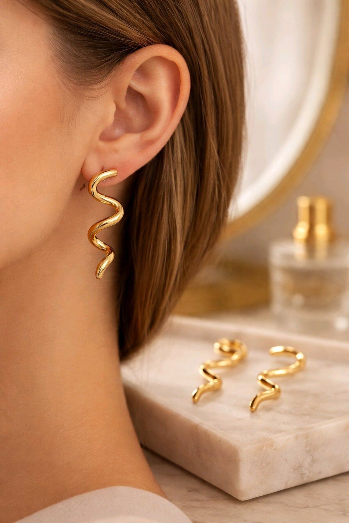 Marka Model, Gold Kıvrımlı Hafif Kadın Küpe