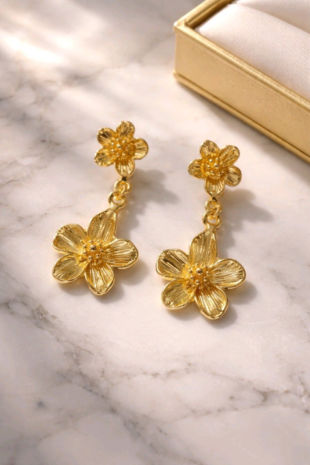 Gold Sallantılı Çiçek Kadın Küpe