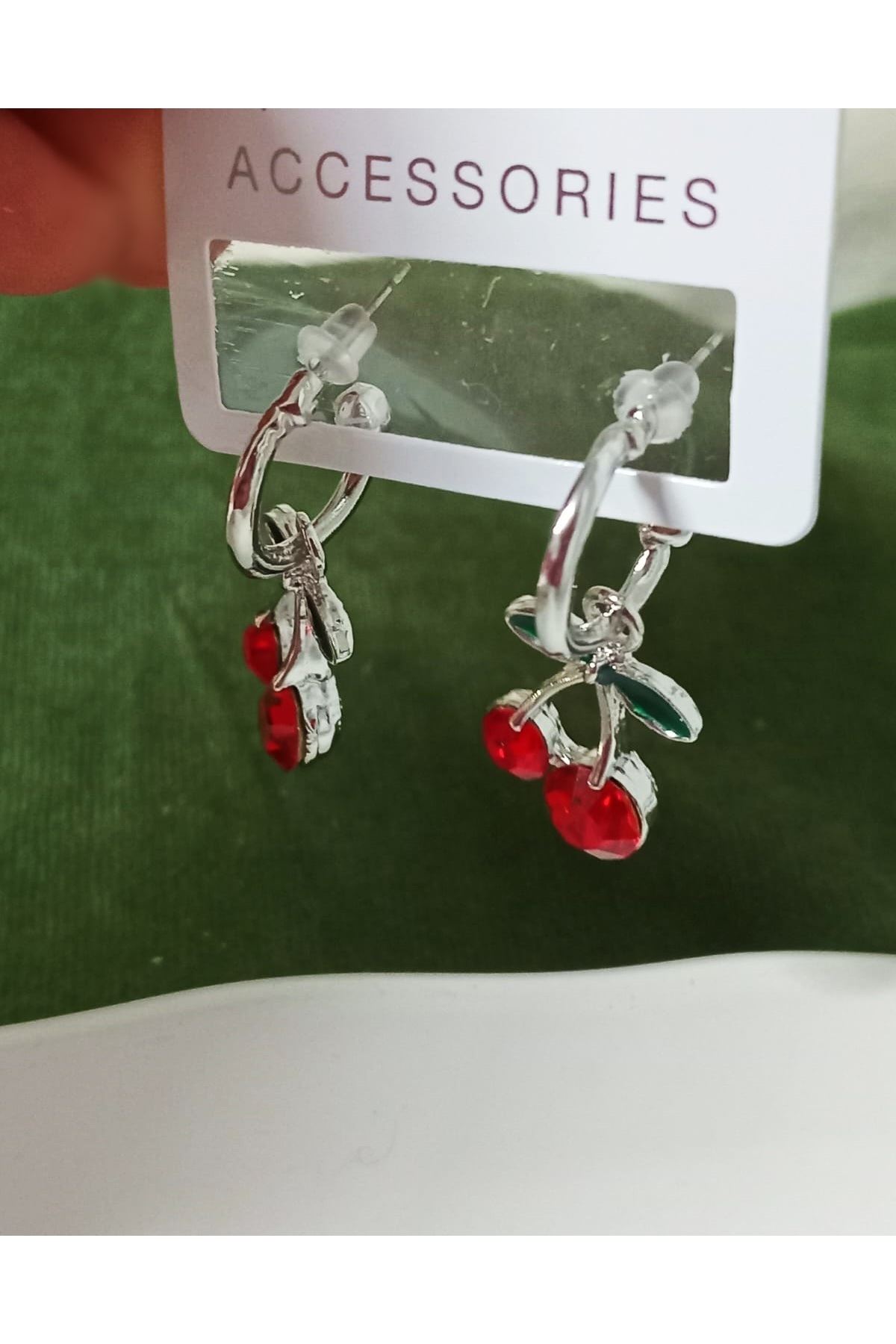 Gümüş Kiraz Sallantılı Küçük Kadın Küpe