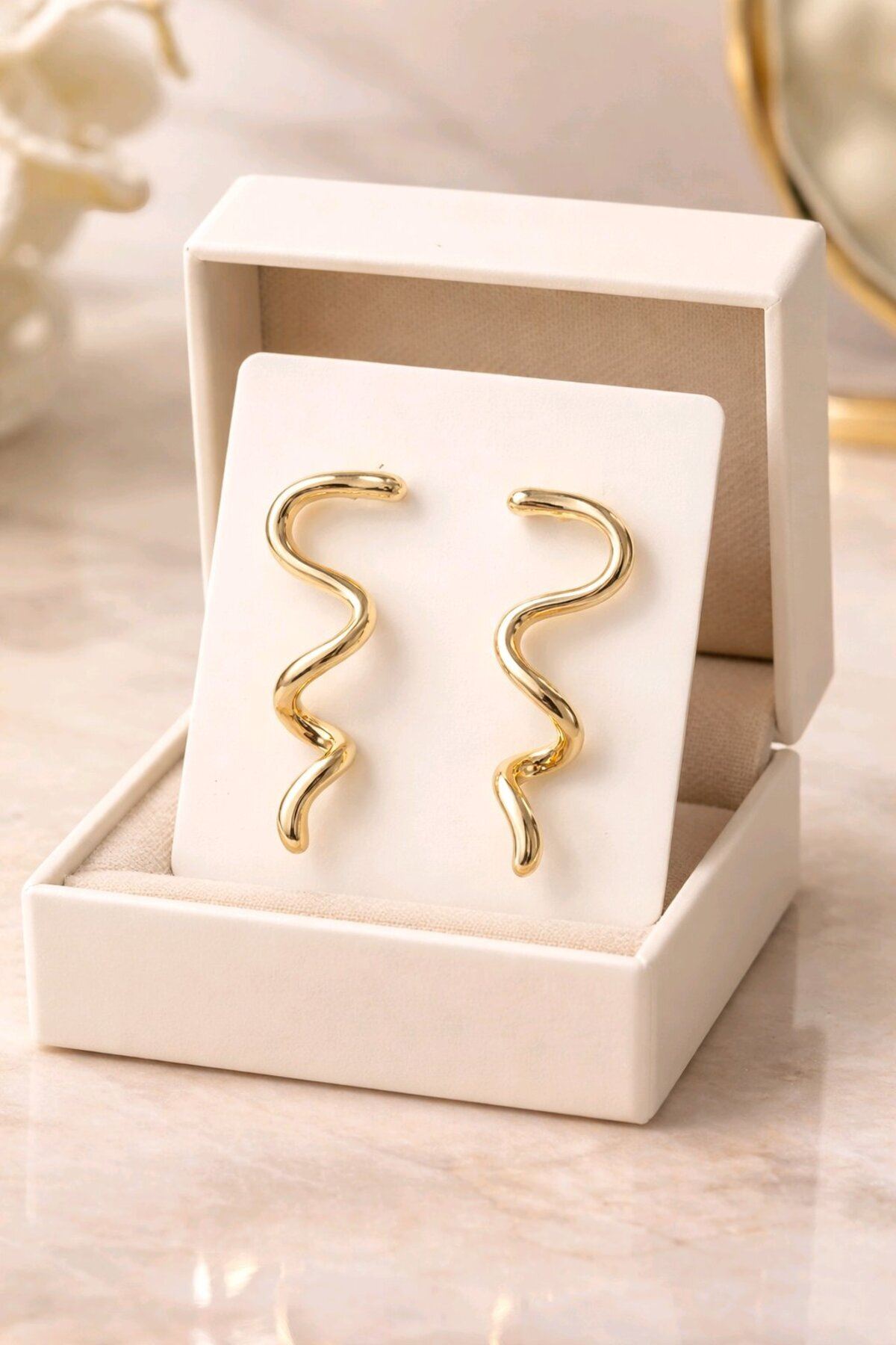 Marka Model, Gold Kıvrımlı Hafif Kadın Küpe