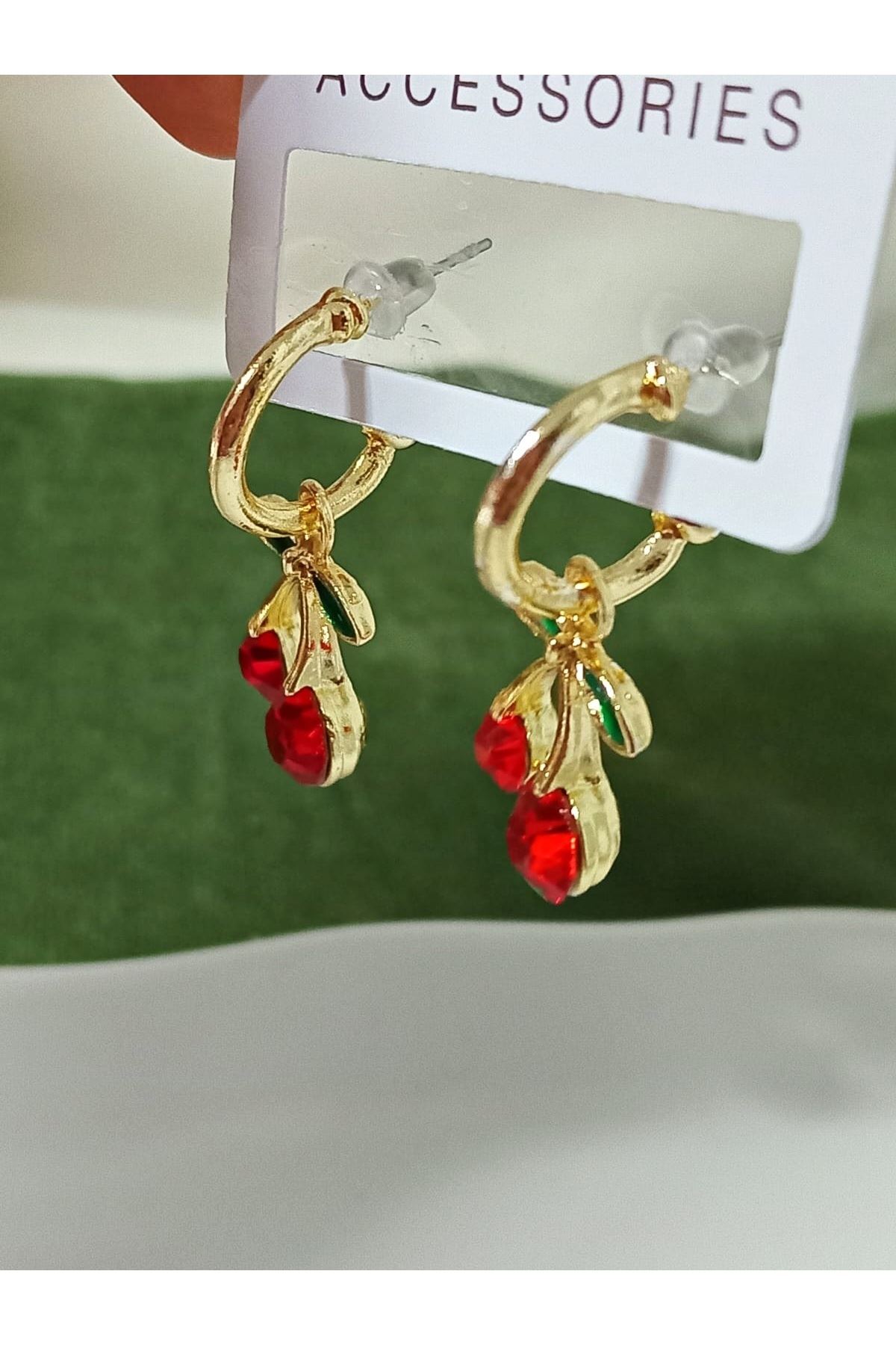 Gold Kiraz Sallantılı Küçük Kadın Küpe