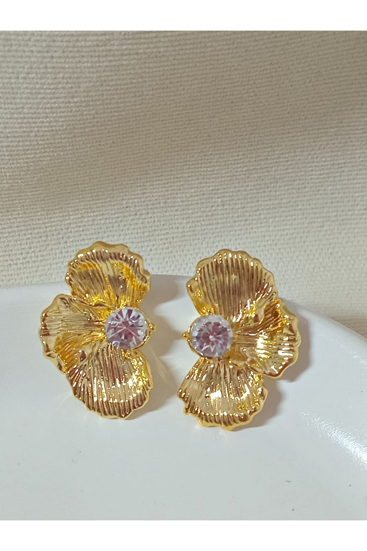 Gold Yarım Çiçek Taşlı Şık Kadın Küpe