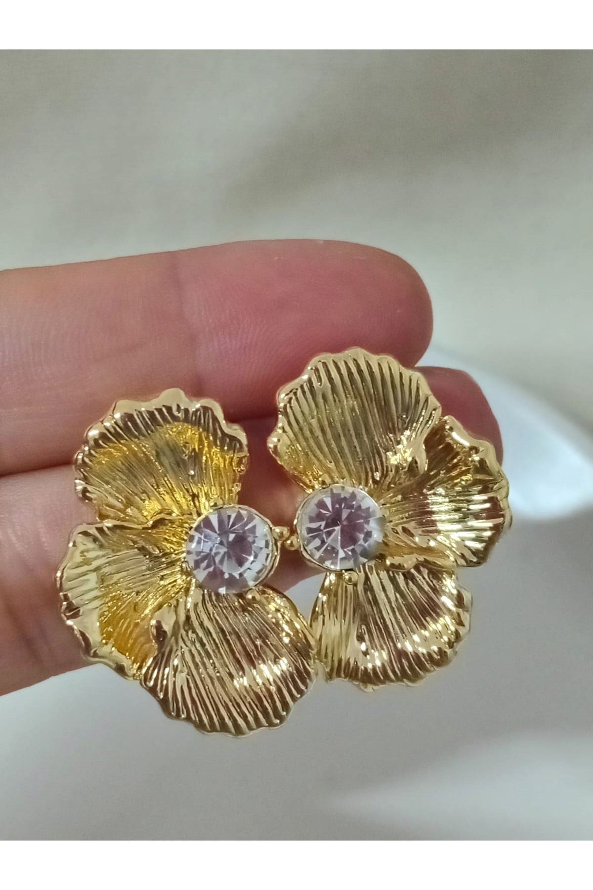 Gold Yarım Çiçek Taşlı Şık Kadın Küpe
