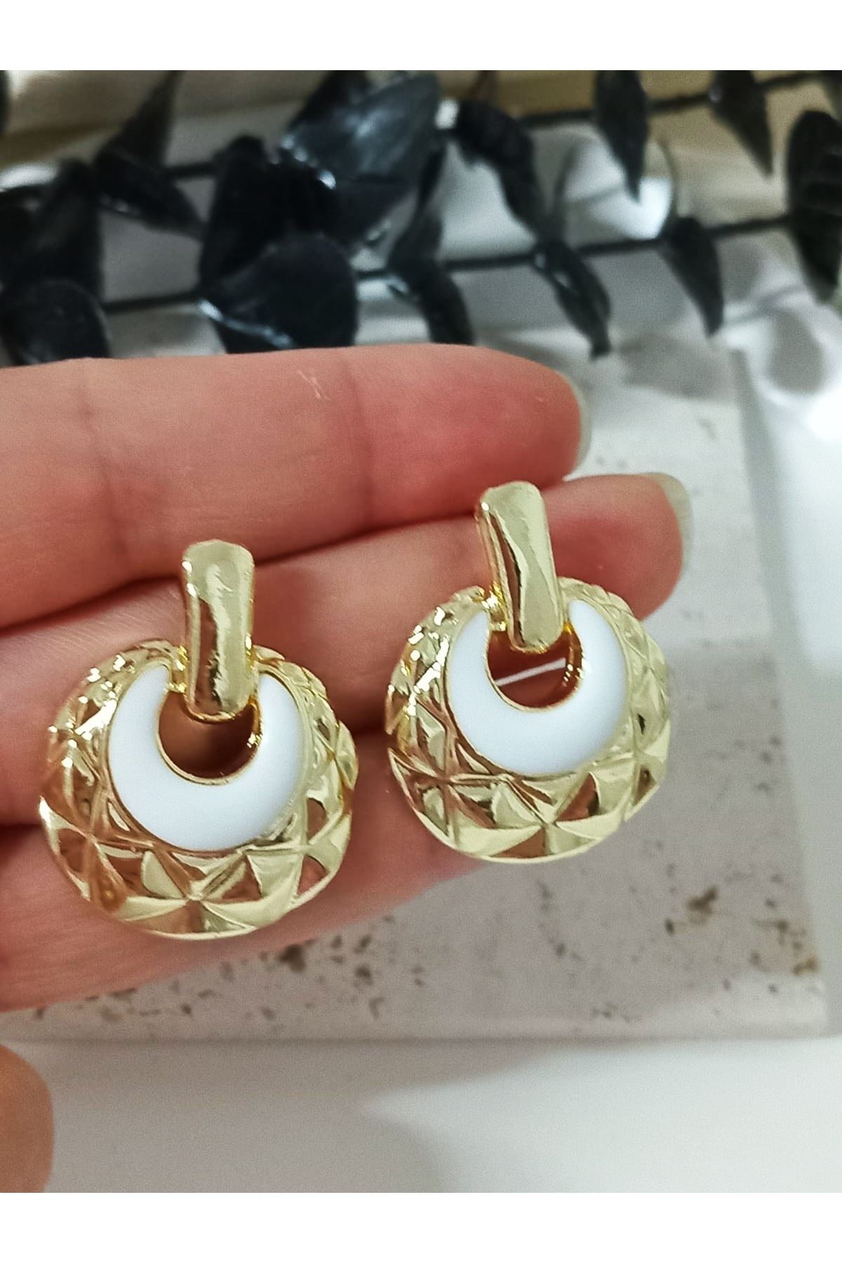 Beyaz Mineli Şık Kadın Küpe