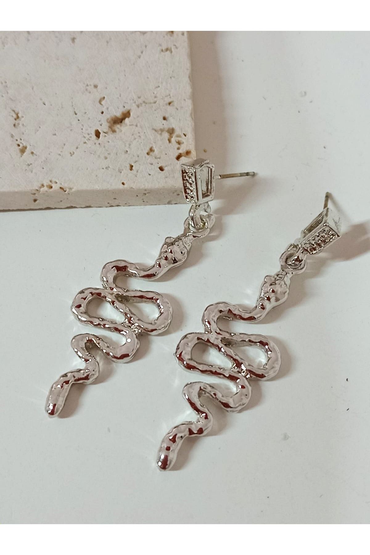 Gümüş Sallantılı Yılan Kadın Küpe