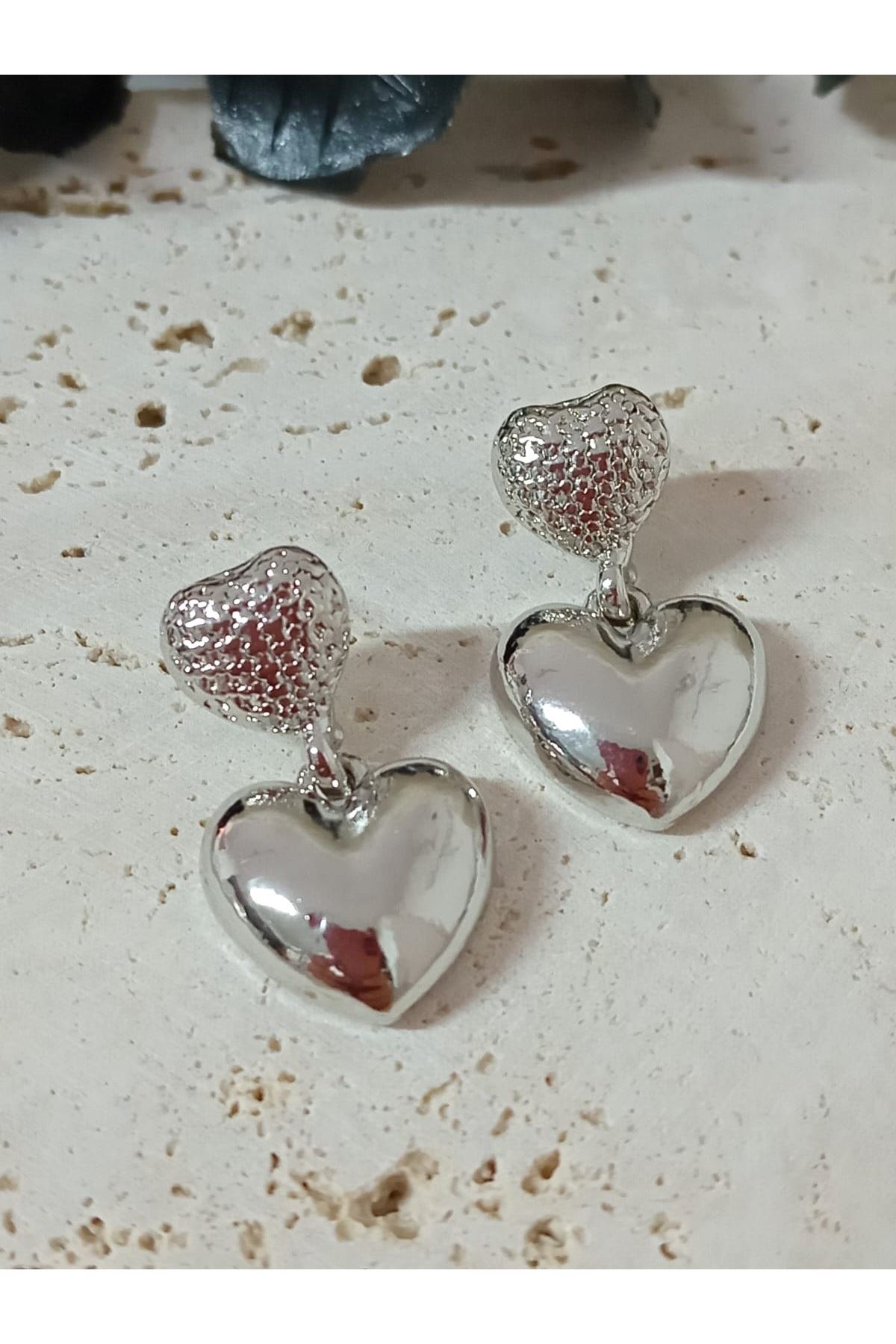 Gümüş Sıralı Kalp Sallantılı Kadın Küpe