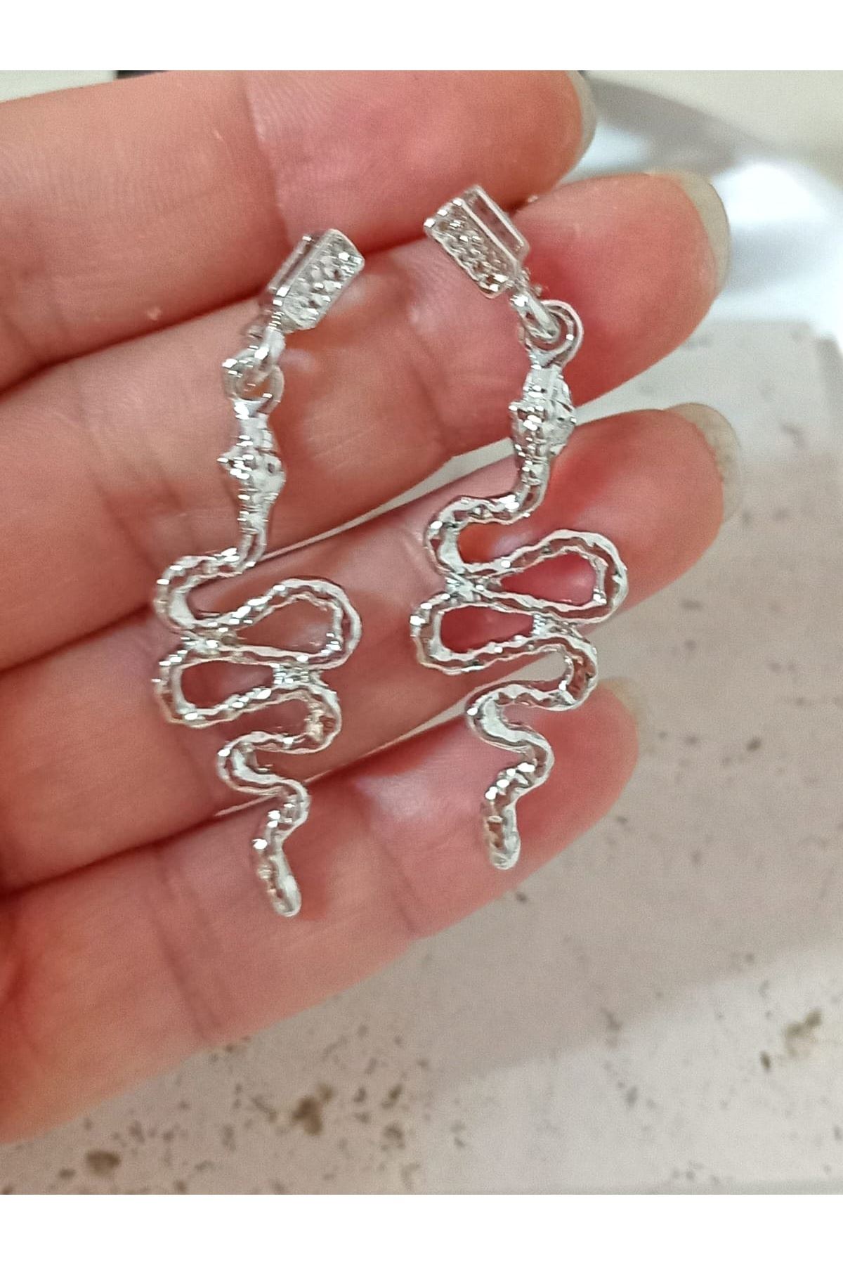 Gümüş Sallantılı Yılan Kadın Küpe