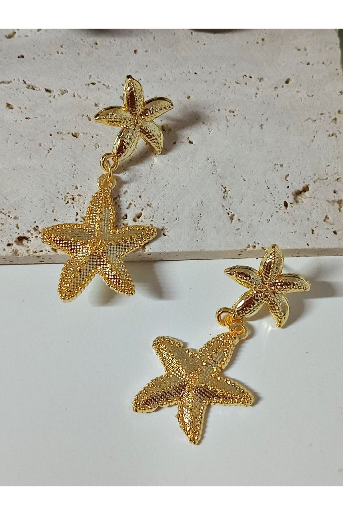 Gold Sallantılı Deniz Yıldızı Hafif Kadın Küpe