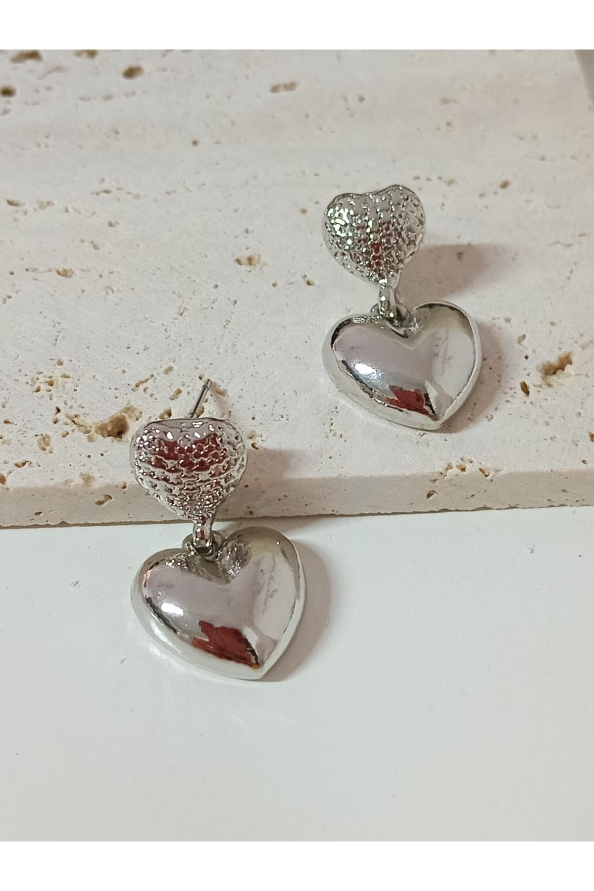 Gümüş Sıralı Kalp Sallantılı Kadın Küpe