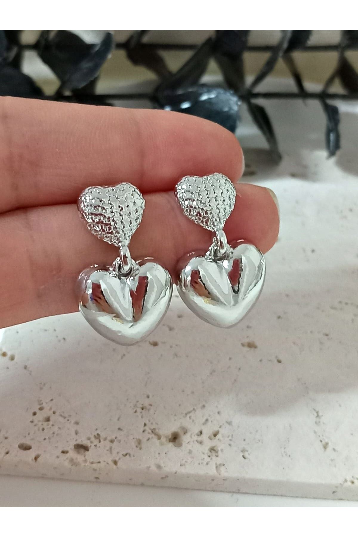 Gümüş Sıralı Kalp Sallantılı Kadın Küpe