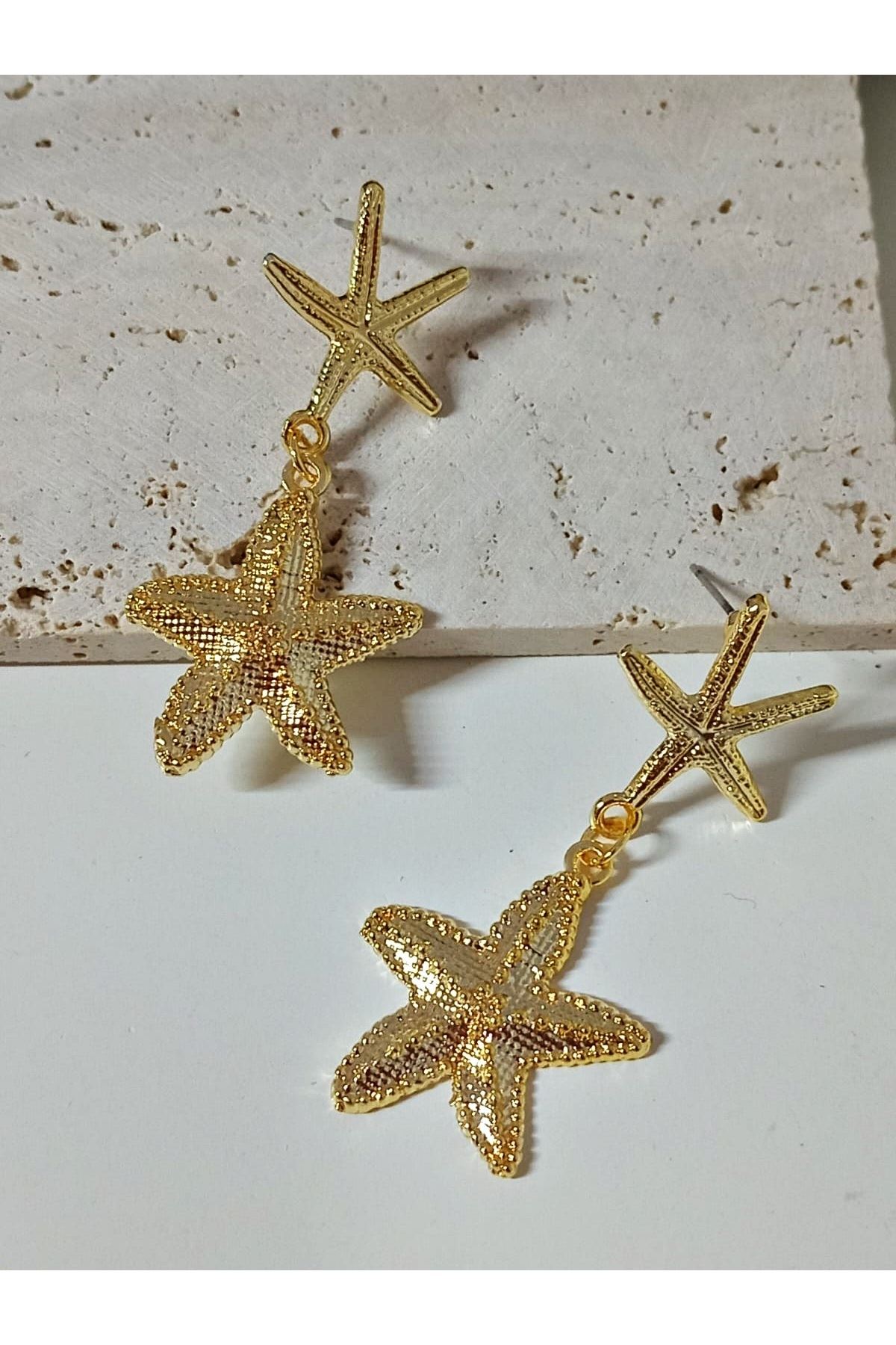 Gold Sallantılı Deniz Yıldızı Hafif Kadın Küpe