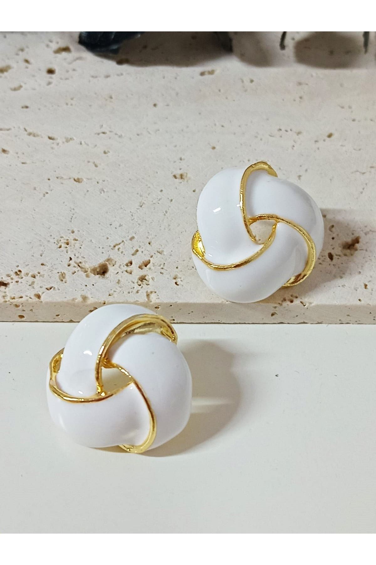 Beyaz Gold Vintage Sarmal Şık Küpe