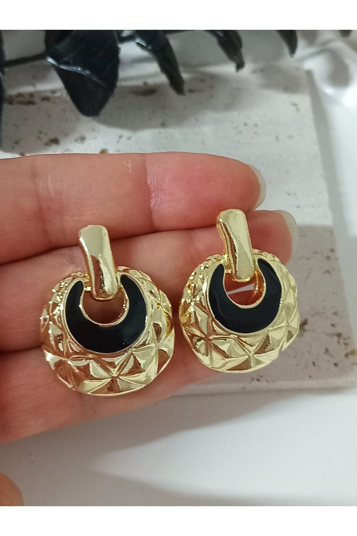 Siyah Mineli Şık Kadın Küpe